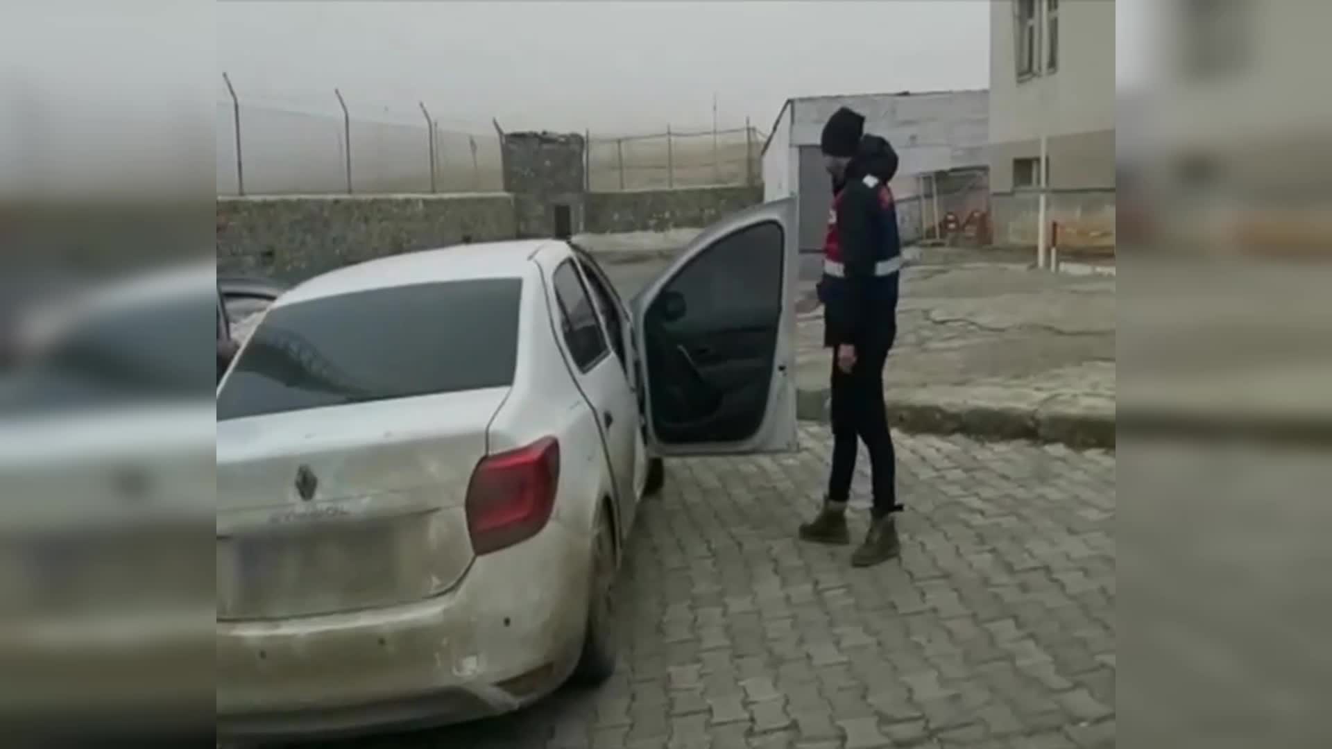 KARS’TA BİR OTOMOBİLDEN 14 KAÇAK GÖÇMEN ÇIKTI