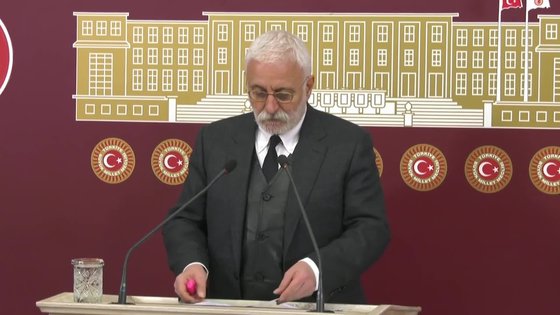 HAKKI SARUHAN OLUÇ'TAN 'ASGARİ ÜCRET' YORUMU: "FAİZ LOBİLERİNE, SAVAŞ BARONLARINA AKTARILAN KAYNAKLARA KARŞI EMEKÇİLER BİR KEZ DAHA SEFALETE SEVK EDİLMİŞTİR"