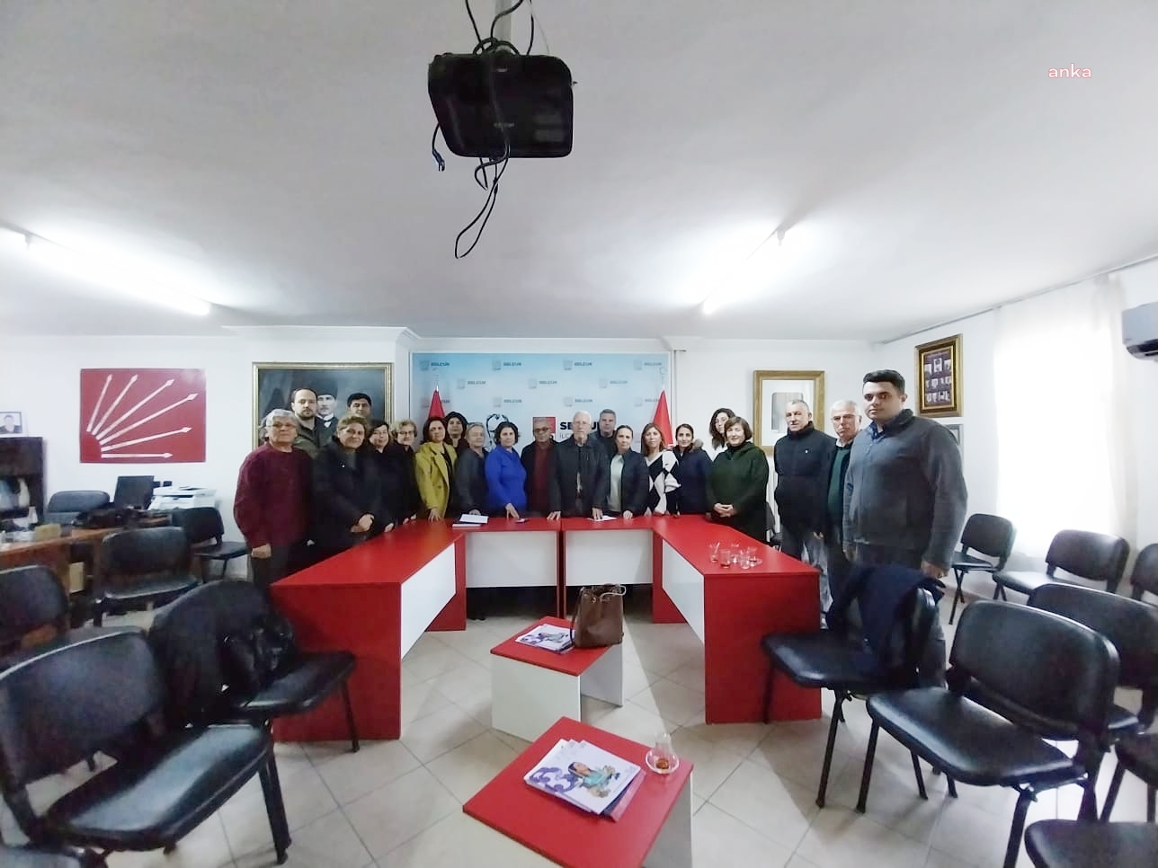 CHP SELÇUK İLÇE TEŞKİLATINDAN, İZİNSİZ ASILAN 'LOVE ERDOĞAN' AFİŞLERİNİ KALDIRTTIĞI İÇİN HAKKINDA SORUŞTURMA İZNİ VERİLEN BAŞKAN SENGEL'E DESTEK