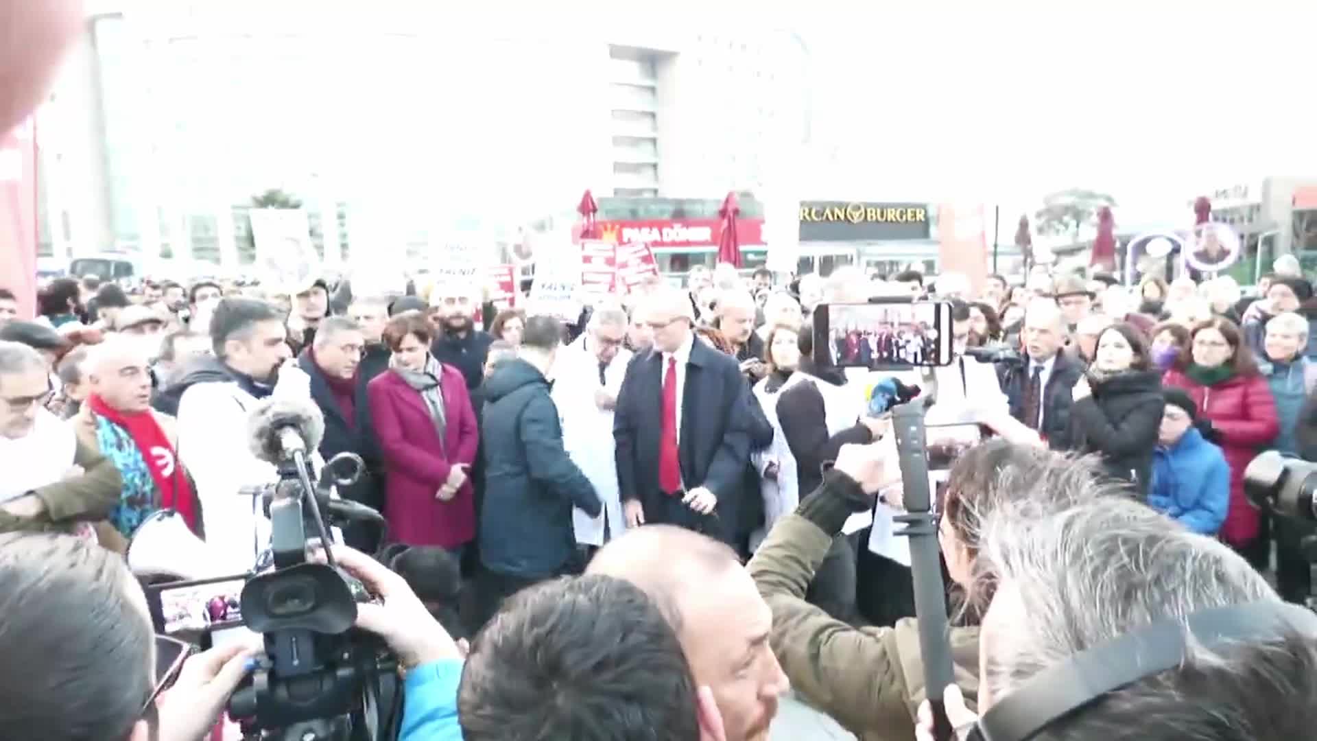 “FİNCANCI DAVASI” ÖNCESİNDE ADLİYE ÖNÜNDE DESTEK AÇIKLAMASI: “İLK DURUŞMADA BERAATINI BEKLİYORUZ”