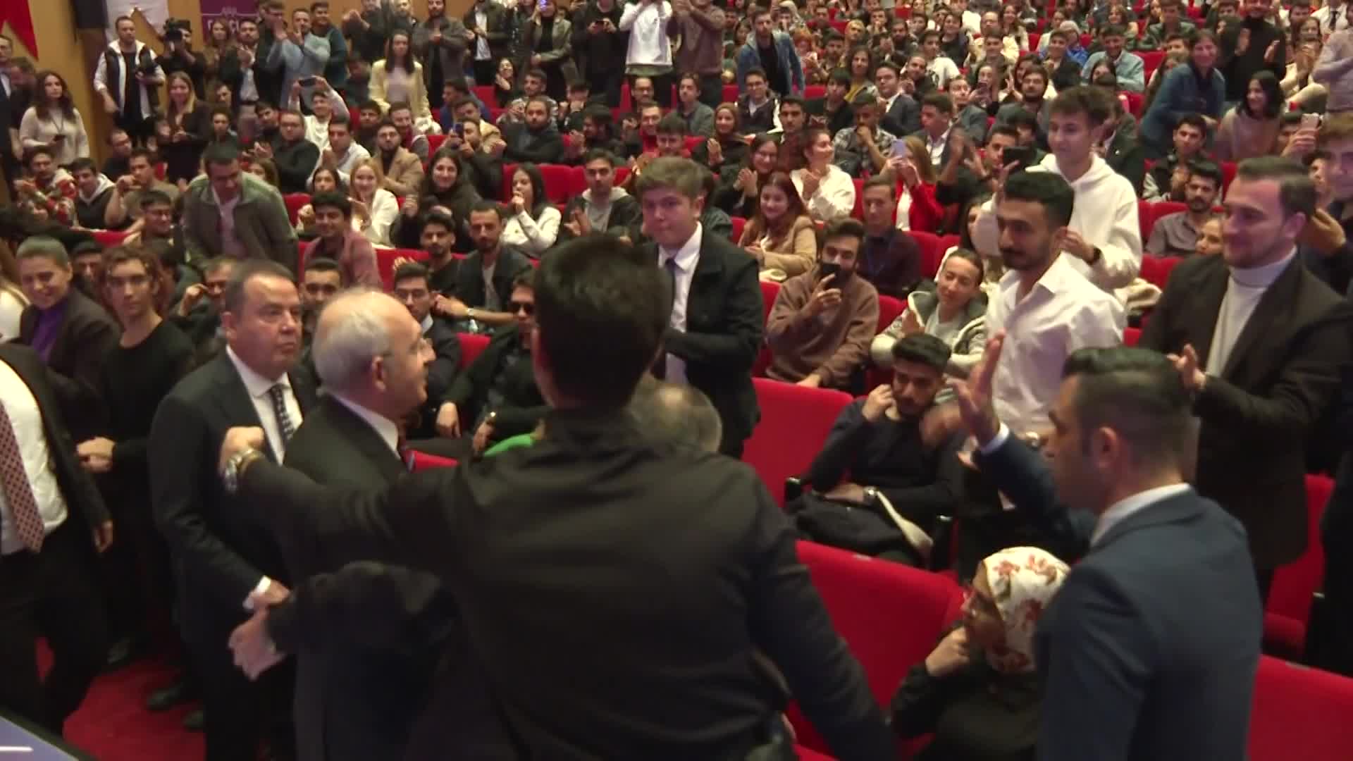 KEMAL KILIÇDAROĞLU, ANTALYA'DA GENÇLERLE BULUŞTU... GENÇLER, ÜZERİNDE KILIÇDAROĞLU, MESSİ VE RONALDO’NUN FOTOĞRAFLARI BULUNAN "THE GOATS" PANKARTI AÇTI