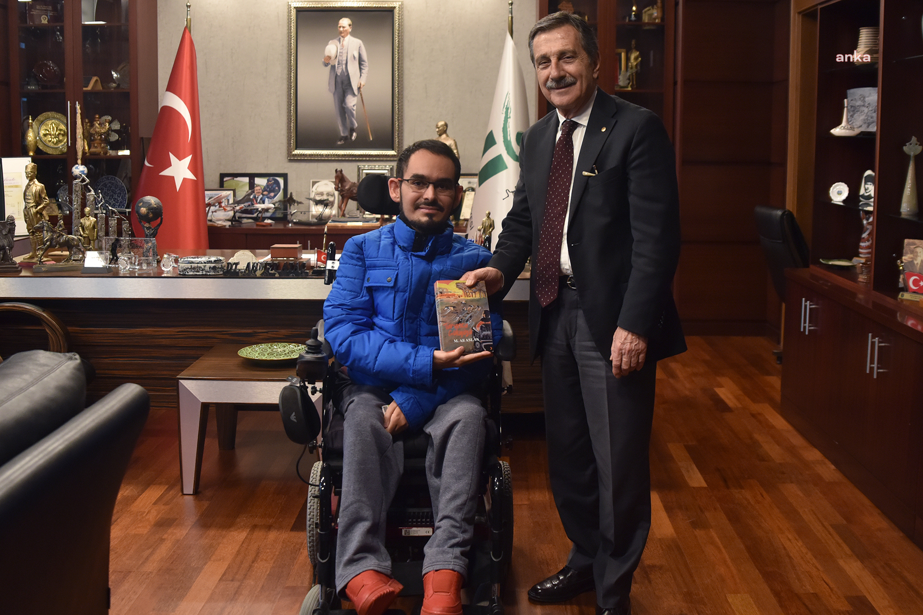 TEPEBAŞI BELEDİYE BAŞKANI ATAÇ’A ANLAMLI HEDİYE