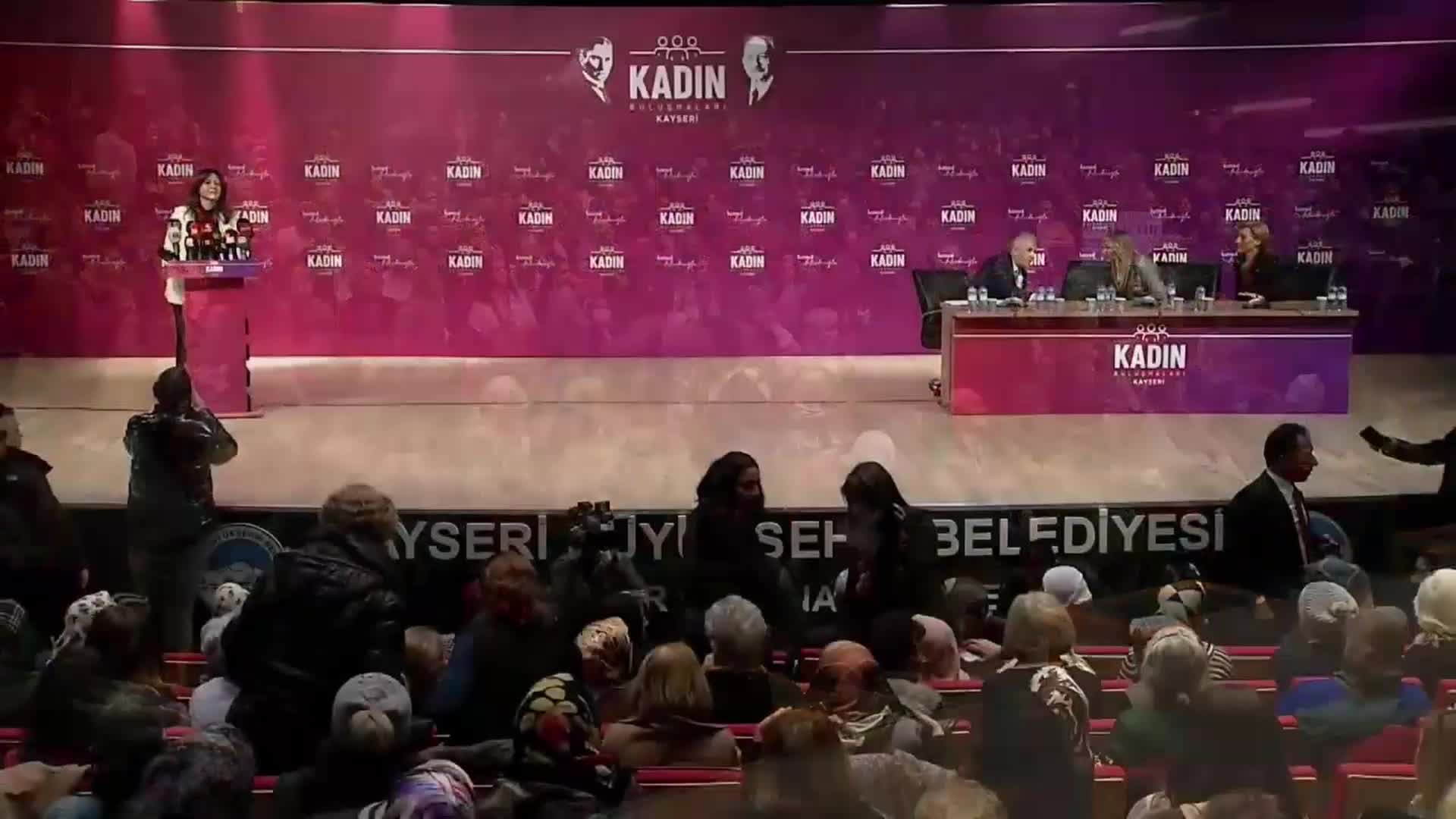 KILIÇDAROĞLU’NUN KAYSERİ’DE KATILDIĞI “CHP KADIN BULUŞMASI’NDA” KONUŞAN, UYUŞTURUCU İLE MÜCADELE GÖNÜLLÜSÜ FATMA KONGU: “KAYSERİ’DE YÜZDE 80-85 UYUŞTURUCU BAĞIMLISI İSE GENÇLER; HANGİ GENÇTEN, HANGİ GENÇLİKTEN BAHSEDİYORSUNUZ?”
