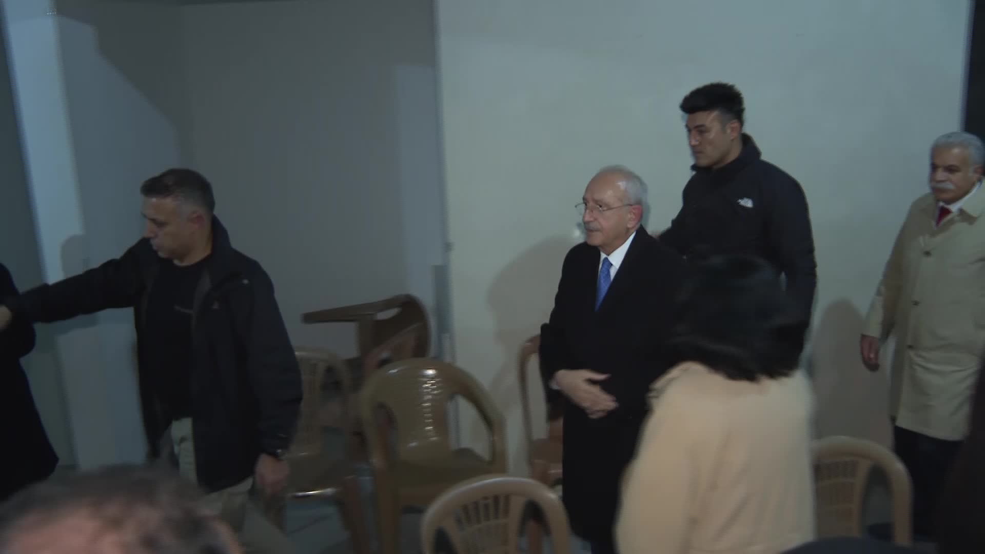 KILIÇDAROĞLU’NDAN, HAYATINI KAYBEDEN EĞİTİMCİ-YAZAR MEHMET ÖZDEMİR’İN AİLESİNE TAZİYE ZİYARETİ