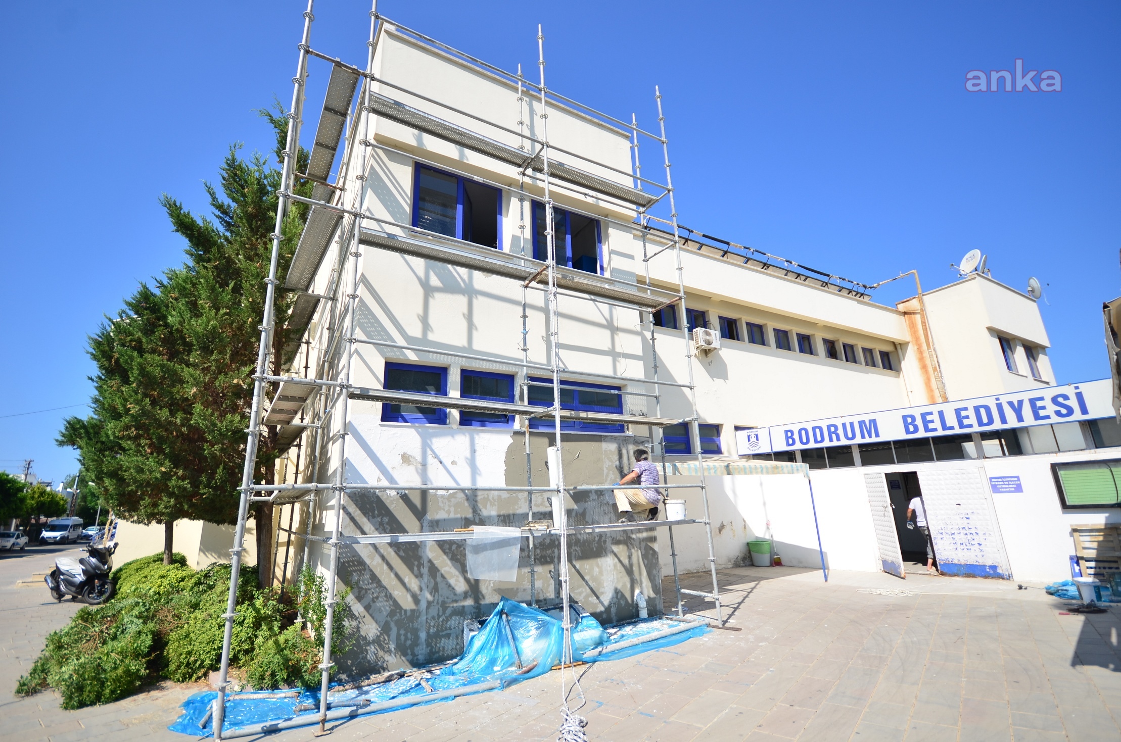 BODRUM BELEDİYESİ, BİNNAZ KARAKAYA SPOR SALONU'NU YENİLİYOR