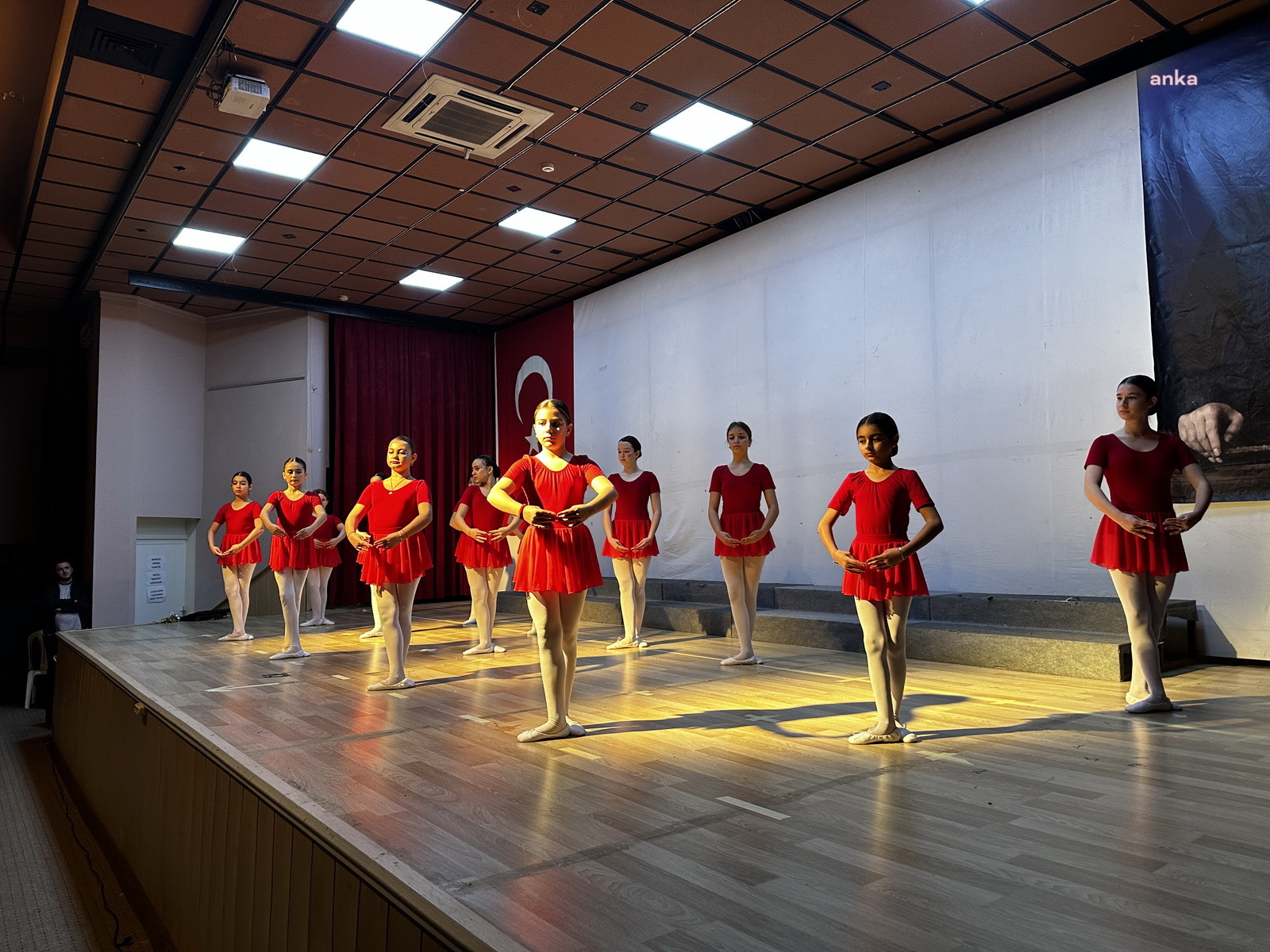AKHİSAR BELEDİYESİ BALE KURSU ÖĞRENCİLERİNDEN YILSONU GÖSTERİSİ