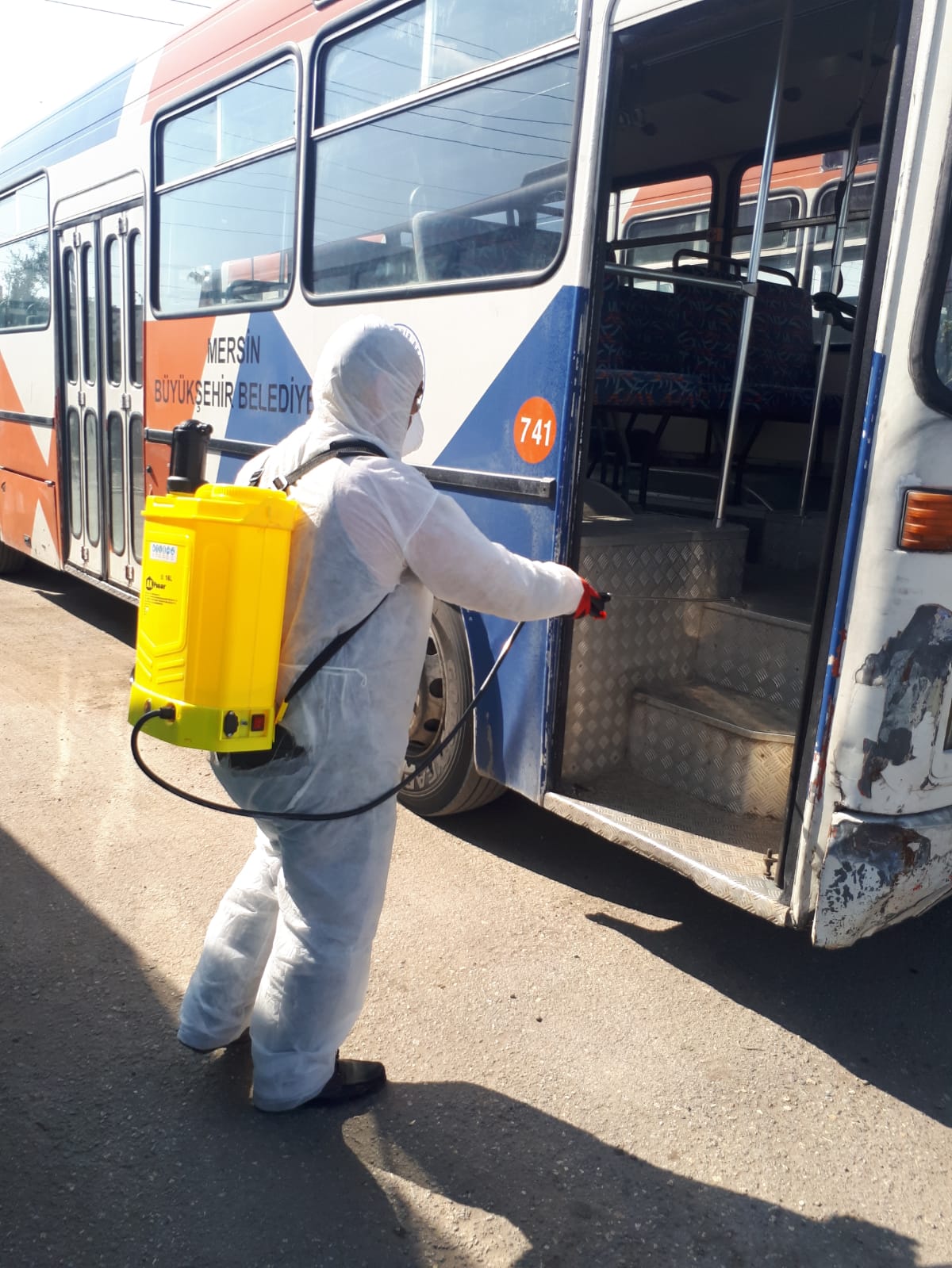 MERSİN BÜYÜKŞEHİR'DEN RESMİ KURUMLARA DEZENFEKTE İŞLEMİ