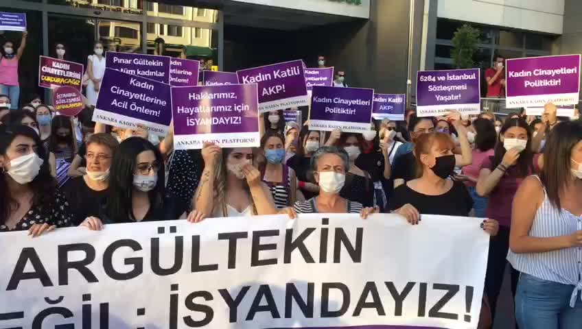 KADINLAR ANKARA’DA PINAR GÜLTEKİN İÇİN EYLEMDEYDİ