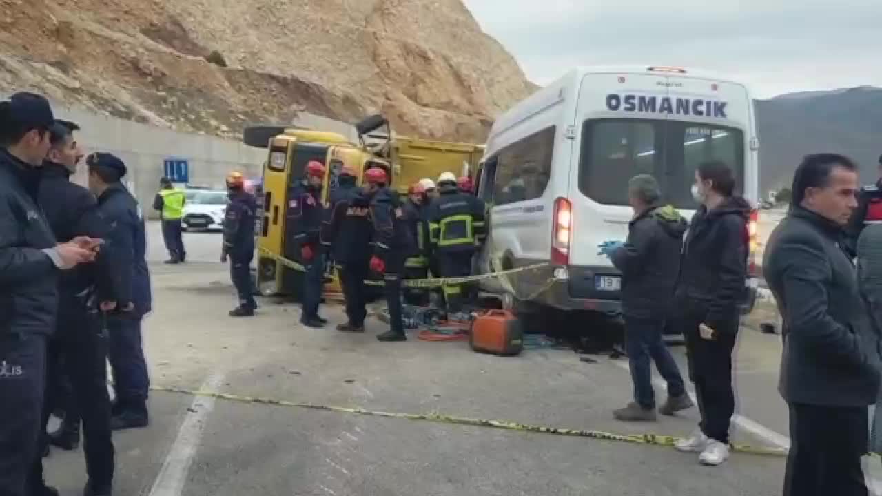 ÇORUM’DA MİNİBÜS İLE KAMYON ÇARPIŞTI: 1 ÖLÜ