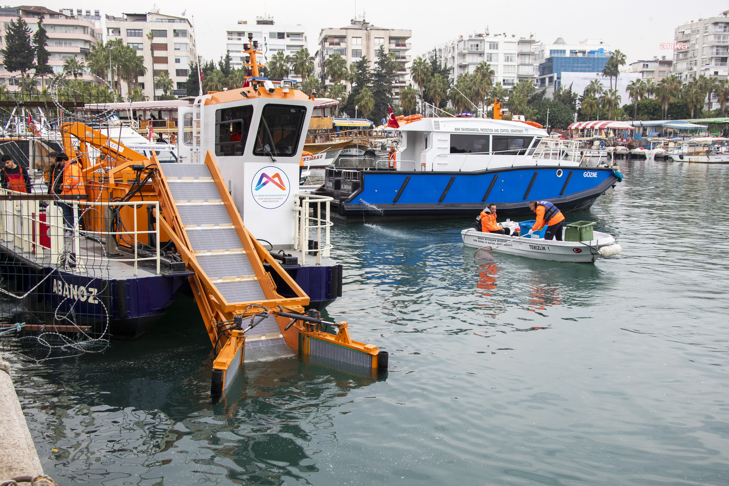 MERSİN'DE DENİZDEN 289 METREKÜP ATIK TOPLANDI
