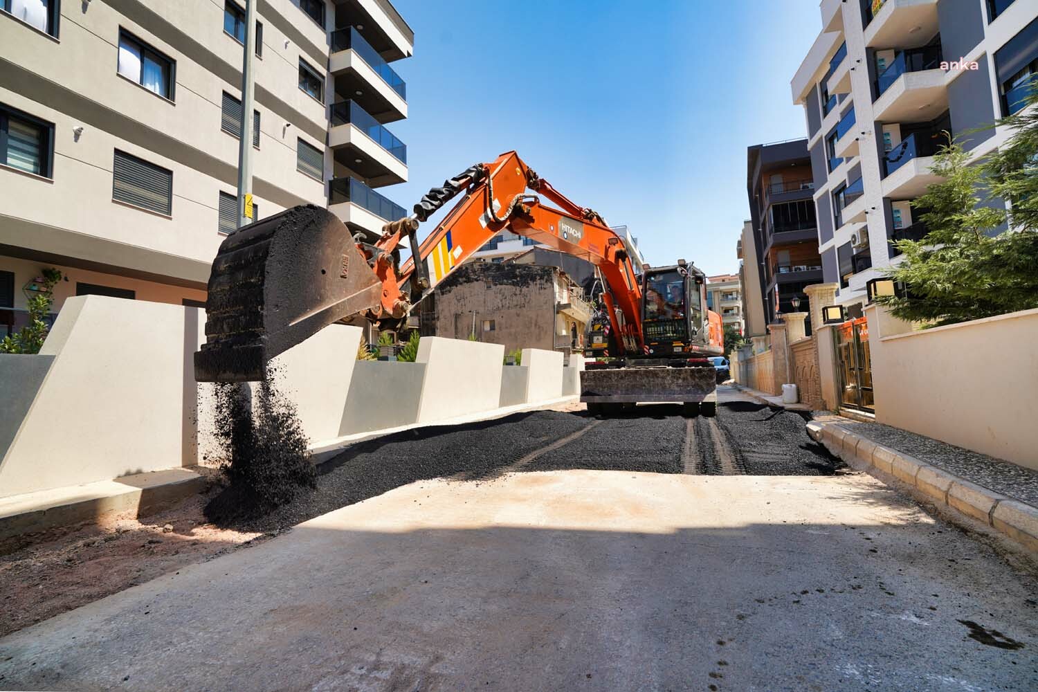 GAZİEMİR'DE YOLLAR YENİLENİYOR