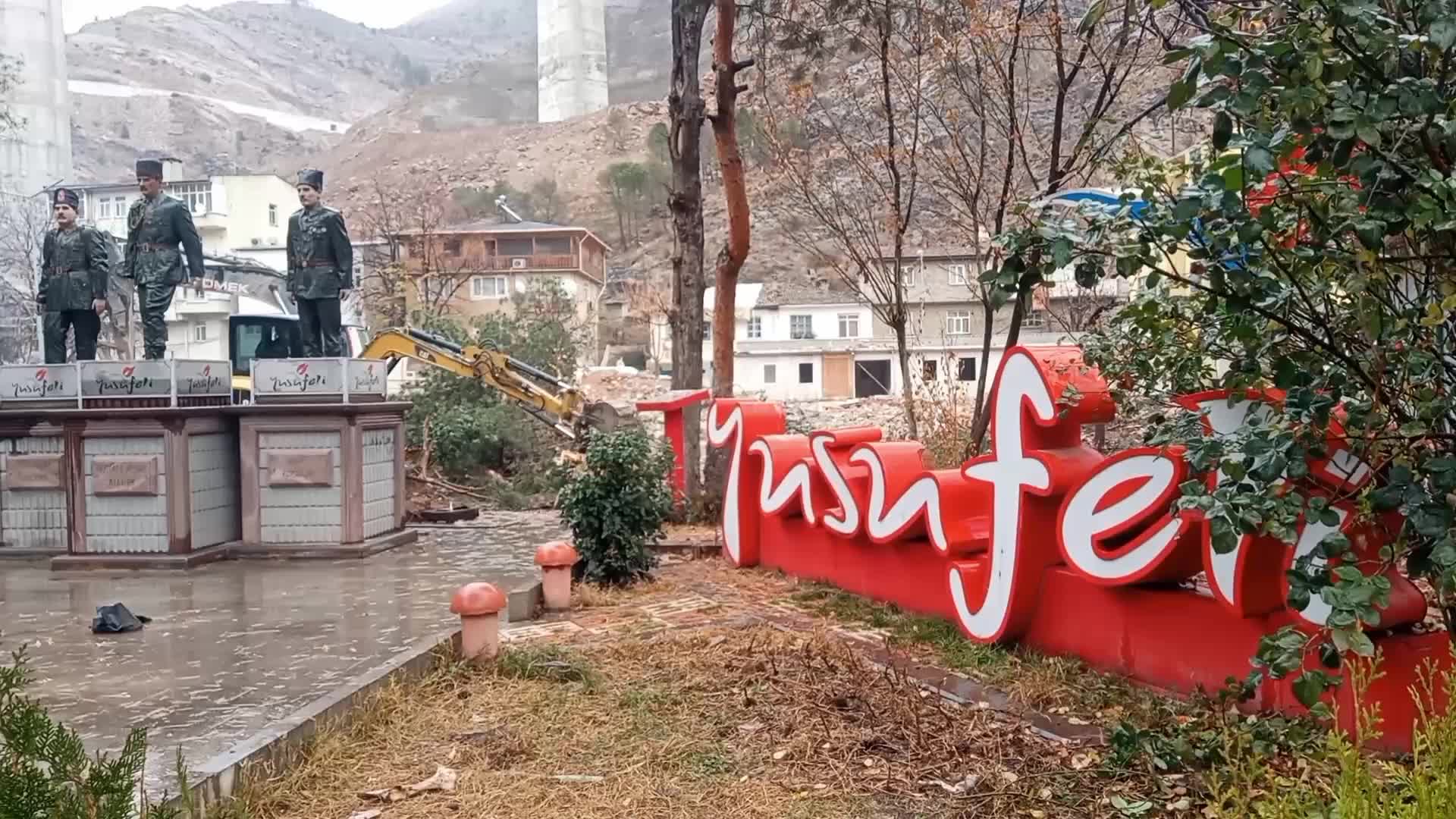 YUSUFELİ BARAJI NEDENİYLE ESKİ İLÇEDE YIKIMLAR BAŞLADI, ATATÜRK BÜSTÜ HURDACILARA BIRAKILDI, ESNAF VE VATANDAŞ TEPKİLİ