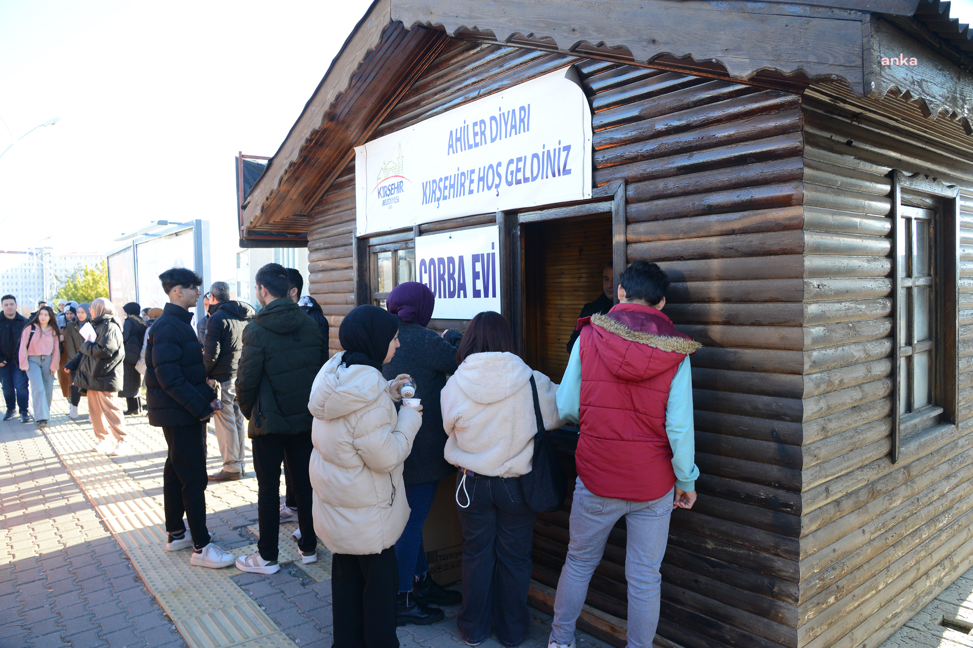 KIRŞEHİR BELEDİYESİ’NDEN, ÜNİVERSİTE YERLEŞKESİNDEKİ ÖĞRENCİLERE ÇORBA İKRAMI