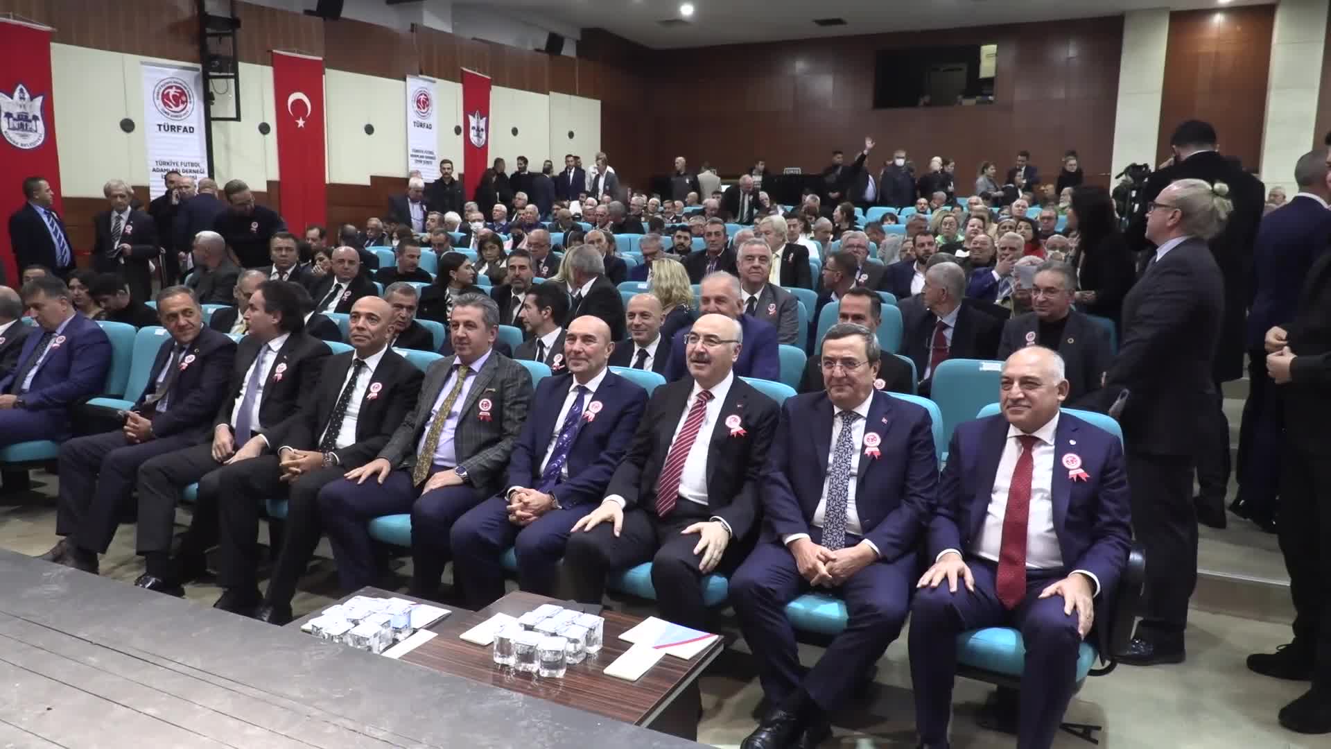 KONAK'TA SPORA EMEK VERENLERE ÖDÜL