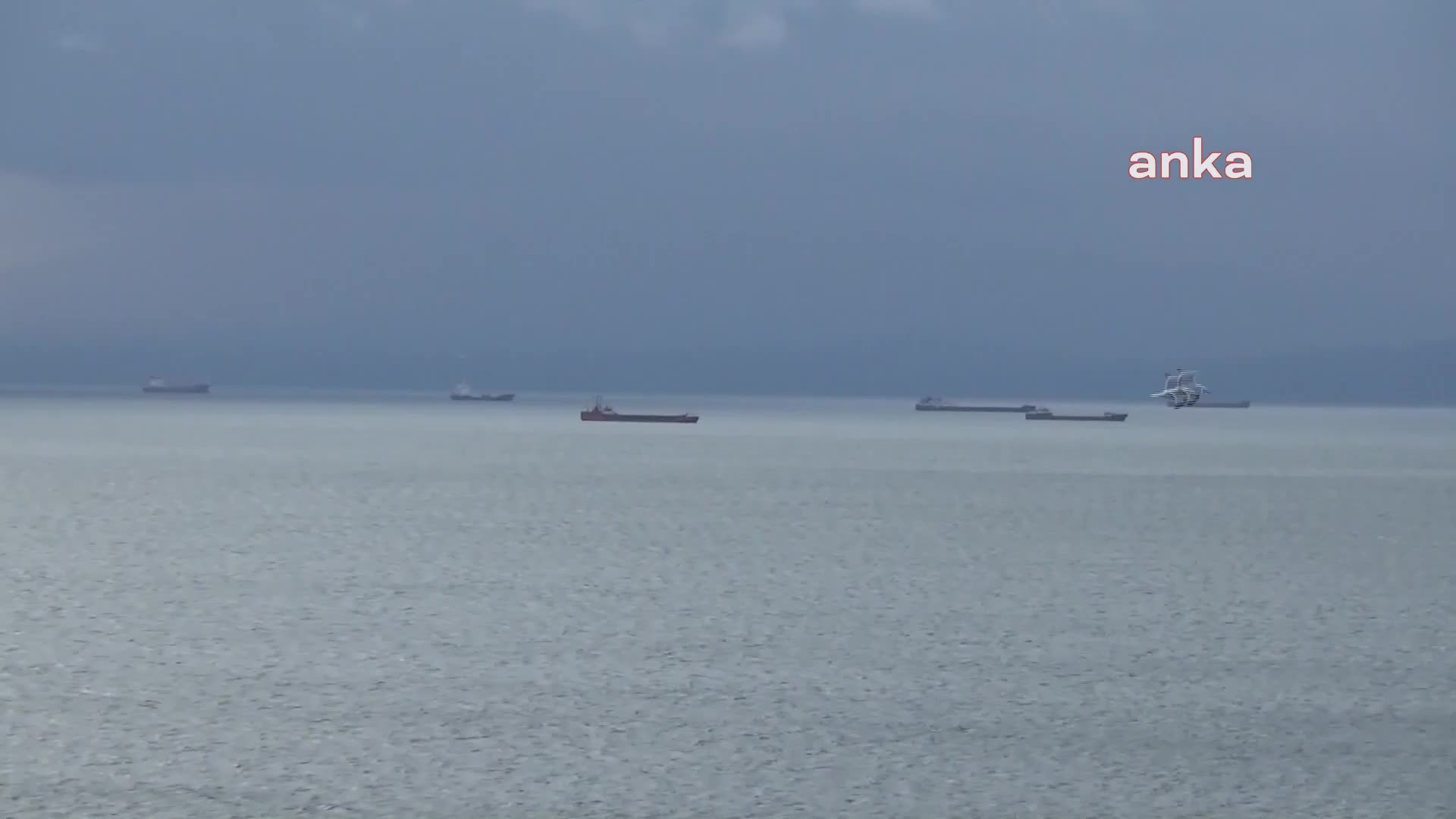 KARADENİZ’DE KURU YÜK GEMİLERİ FIRTINADAN KAÇTI