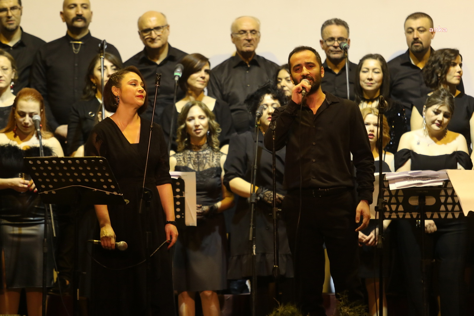 AKHİSAR BELEDİYESİ POPÜLER MÜZİK KOROSU İLK KONSERİNİ VERDİ