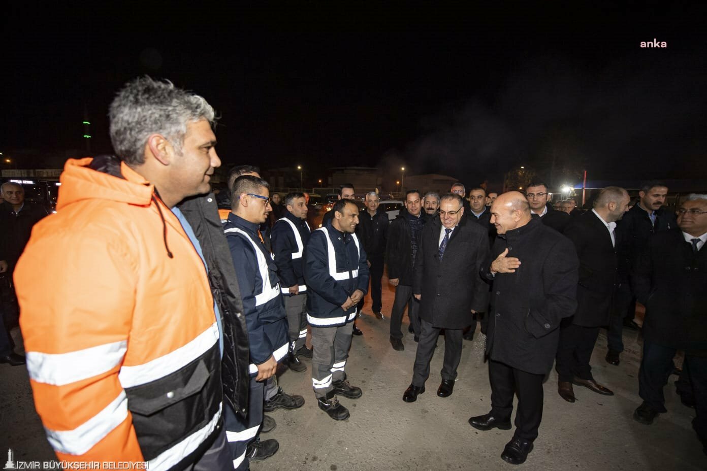 TUNÇ SOYER, SABAHLEYİN SAAT 05.00'DA BELEDİYE OTOBÜSÜ ŞOFÖRLERİNİN YENİ YILINI KUTLADI