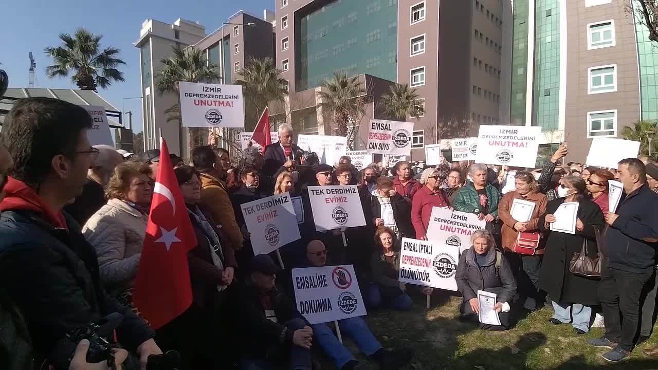 İZMİRLİ DEPREMZEDELER, EMSAL ARTIŞI KARARIYLA İLGİLİ "KAMU YARARI YOK" RAPORU VEREN BİLİRKİŞİ HEYETİNİ PROTESTO ETTİ