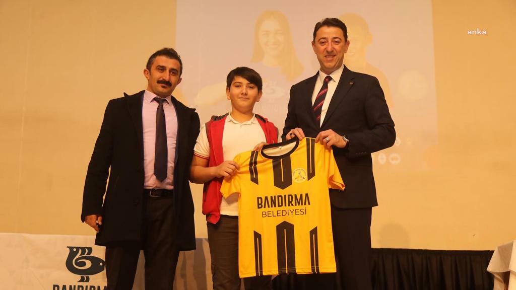 BANDIRMA BELEDİYESİ’NDEN ÖĞRENCİLERE 580 ADET OKUL FORMASI