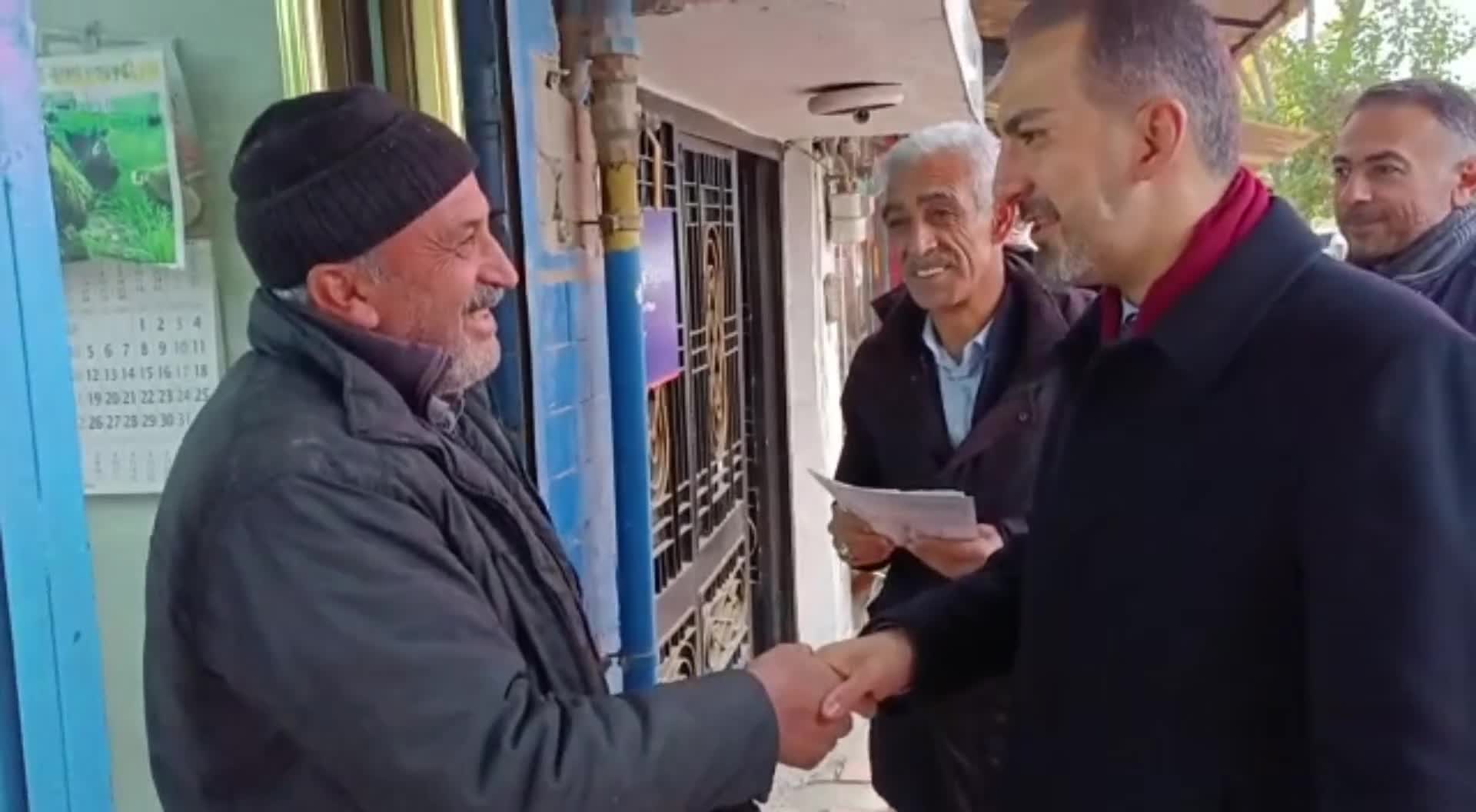 ELAZIĞLI ESNAF'TAN 'KÖMÜR YARDIMI' ELEŞTİRİSİ: "ALAMAYANLARIN KAPISININ ÖNÜNDE KÖMÜR YOK. AMA DOĞAL GAZ YAKAN BİNALARIN HEPSİNDE KÖMÜR YIĞILMIŞ"