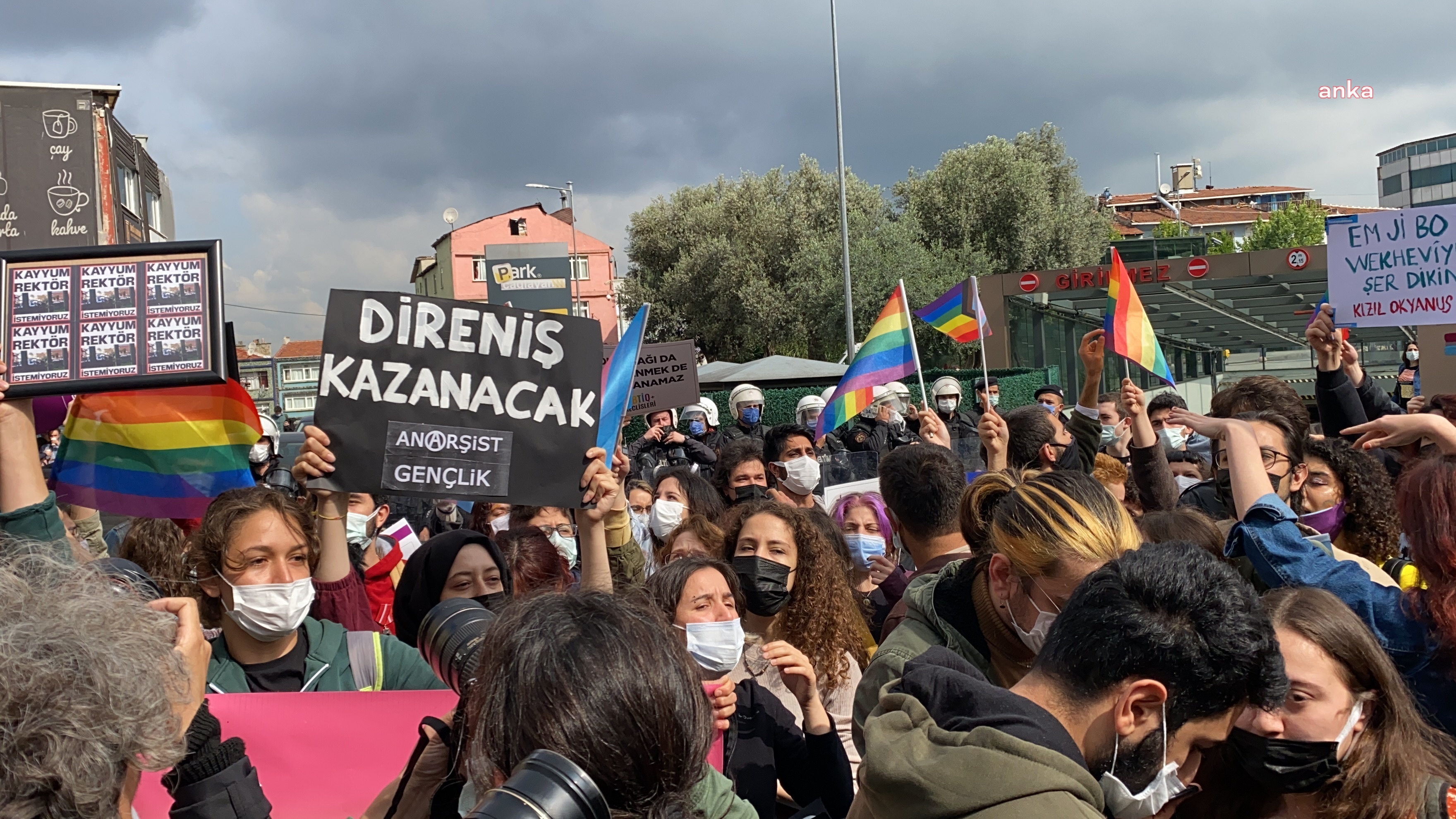 BOĞAZİÇİ PROTESTOLARI SIRASINDA LGBTİ BAYRAKLARI TAŞIDIKLARI GEREKÇESİYLE YARGILANAN 12 ÖĞRENCİ BERAAT ETTİ