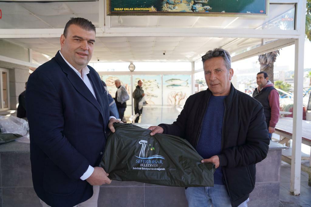 SEFERİHİSAR BELEDİYE BAŞKANI YETİŞKİN, SIĞACIKLI BALIKÇILARLA BİR ARAYA GELDİ