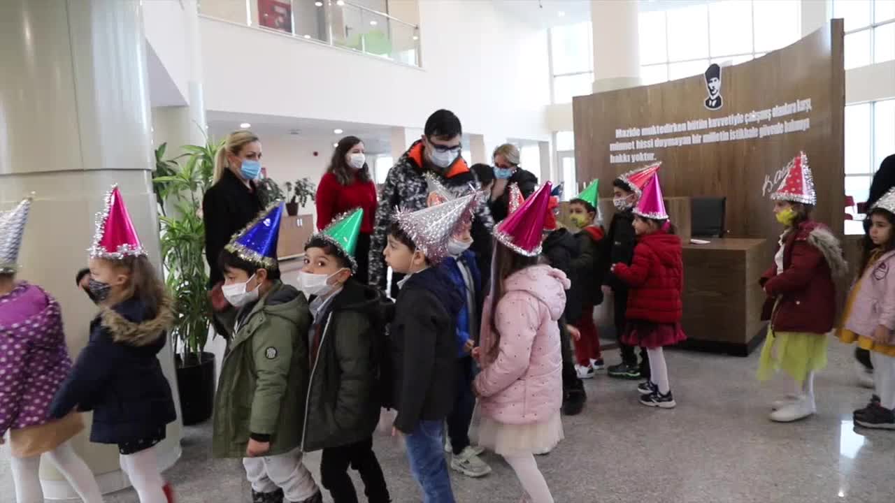 KREŞ ÖĞRENCİLERİNDEN HUZUREVİ SAKİNLERİNE YILBAŞI SÜRPRİZİ