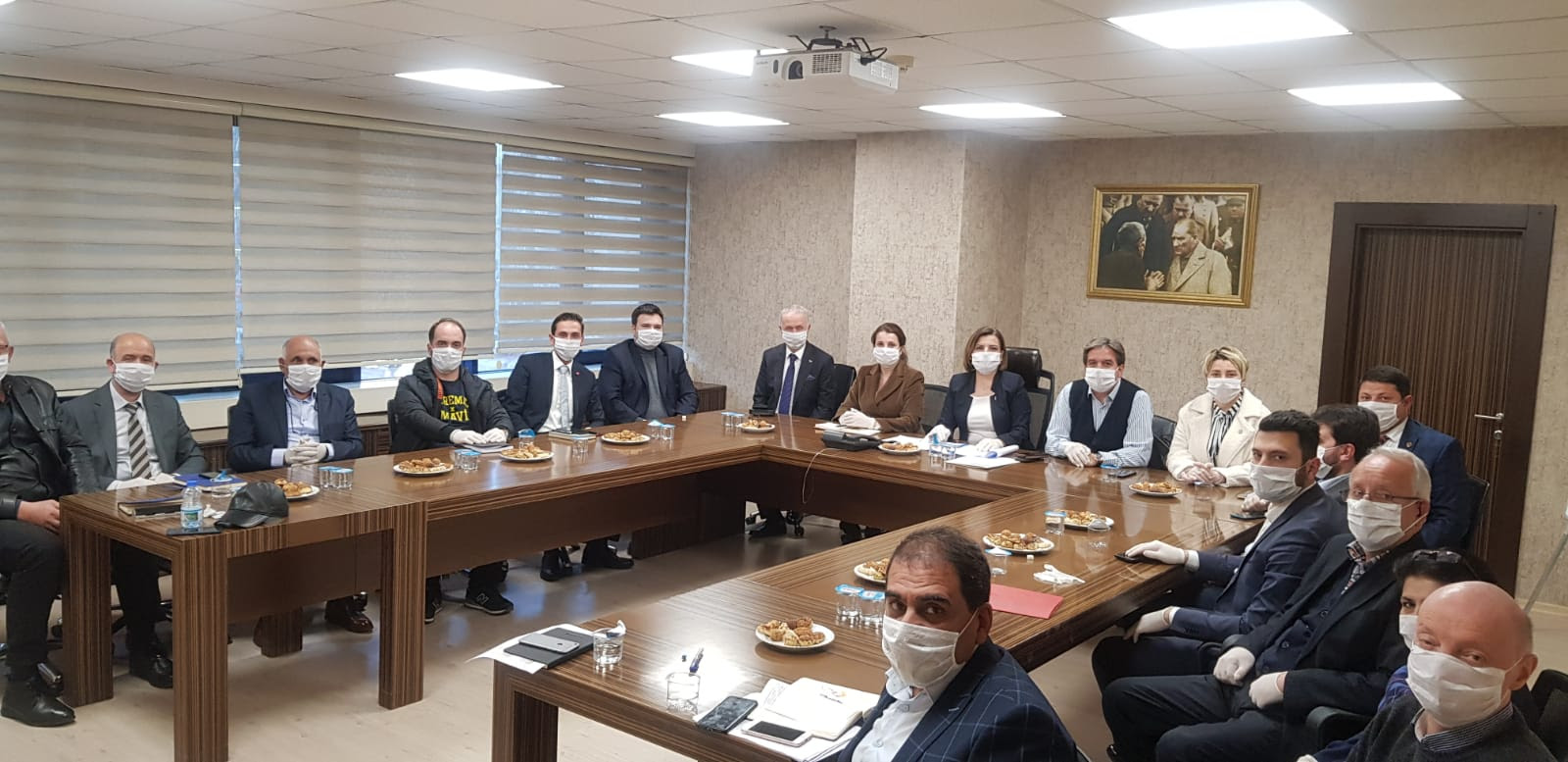 İZMİT BELEDİYE BAŞKANI HÜRRİYET'TEN SİYASİ PARTİLERLE KORONAVİRÜS ZİRVESİ