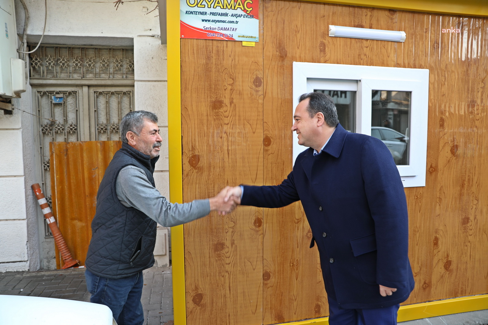 AKHİSAR’DA TAKSİ DURAKLARINA ÖZEL KABİNLER YERLEŞTİRİLDİ