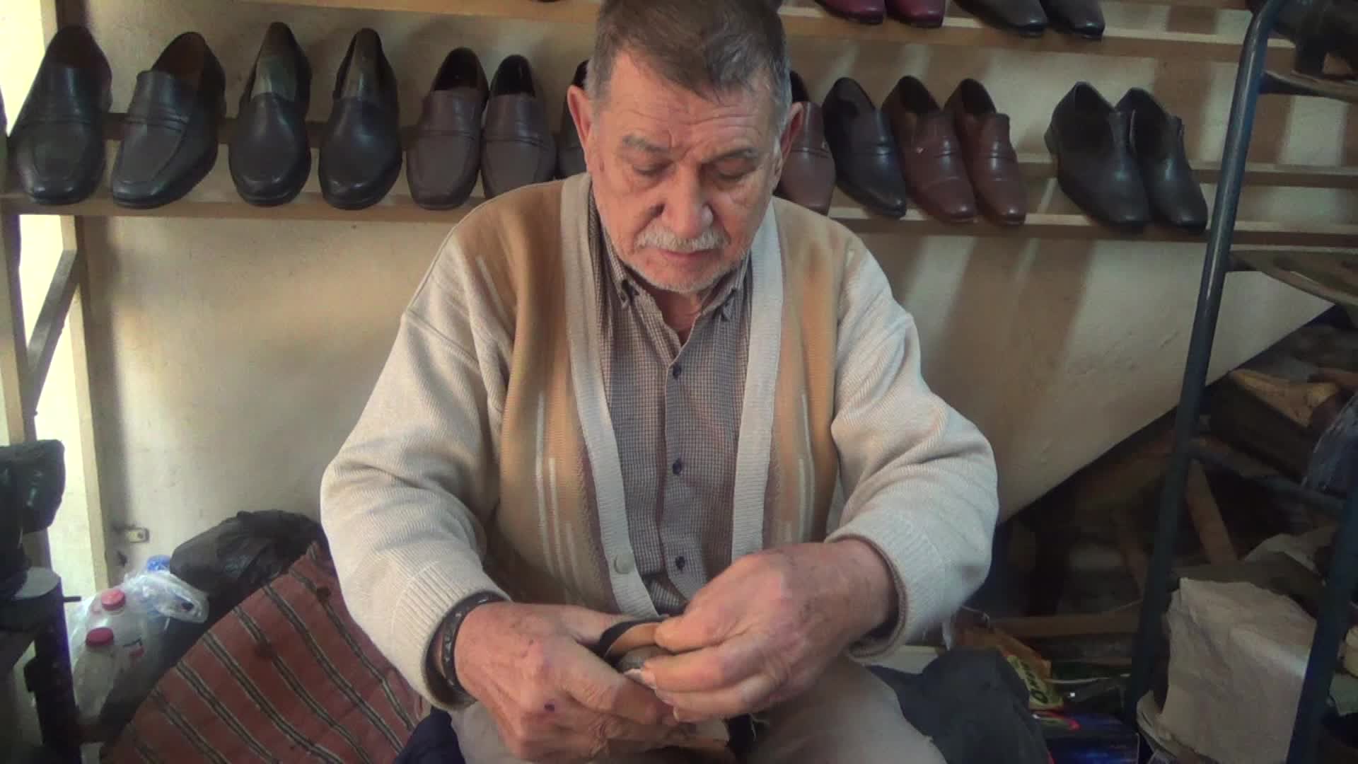 OSMANİYELİ AYAKKABI TAMİRCİSİ: "TAMİR ETMEK DE PAHALI, ADAM TERLİKLE GEZİYOR. LASTİK AYAKKABI MODA OLDU ŞİMDİ"