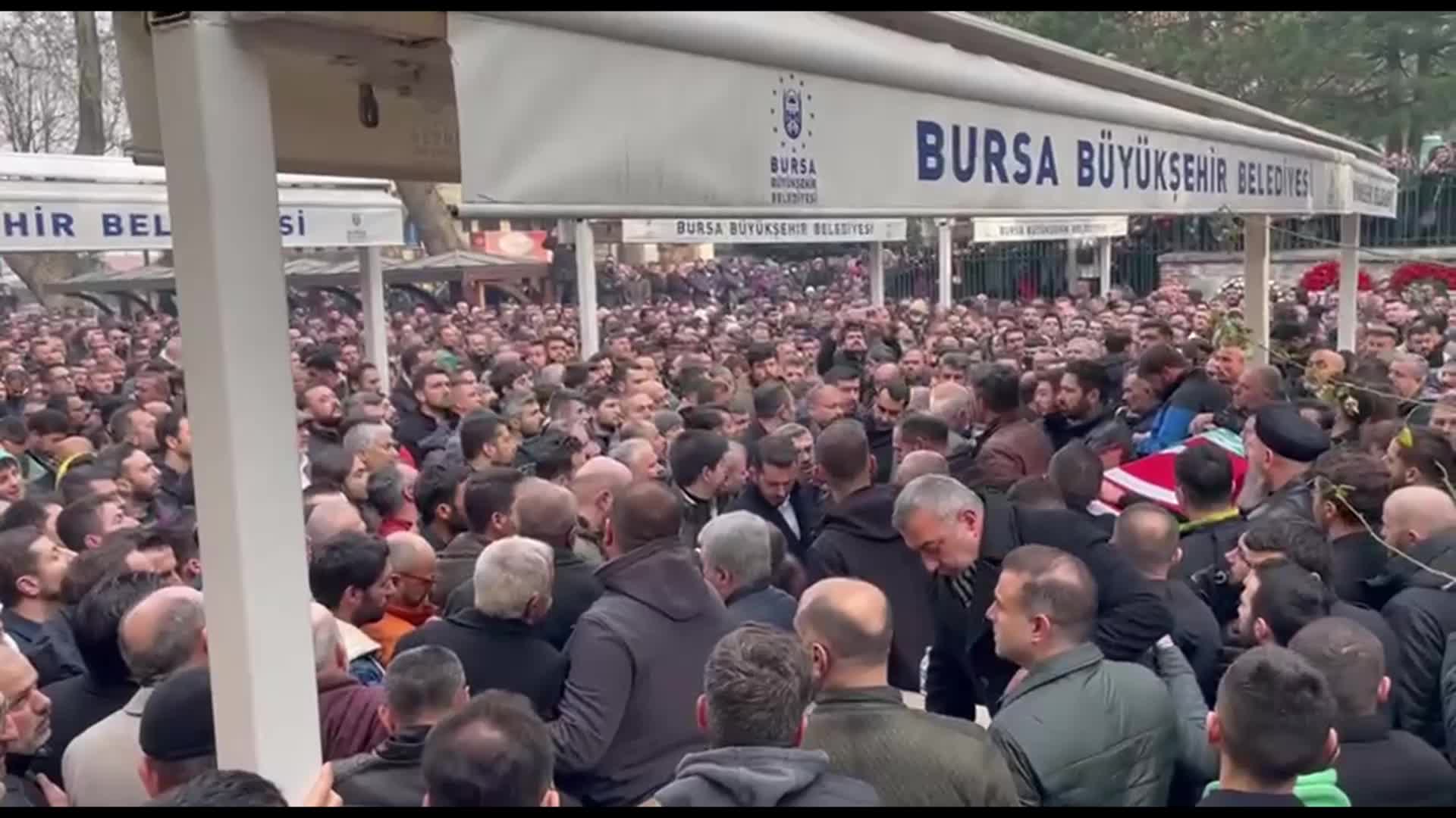 ANKARA’DA, SİLAHLI SALDIRIDA ÖLDÜRÜLEN ESKİ ÜLKÜ OCAKLARI GENEL BAŞKANI SİNAN ATEŞ, BURSA’DA TOPRAĞA VERİLDİ