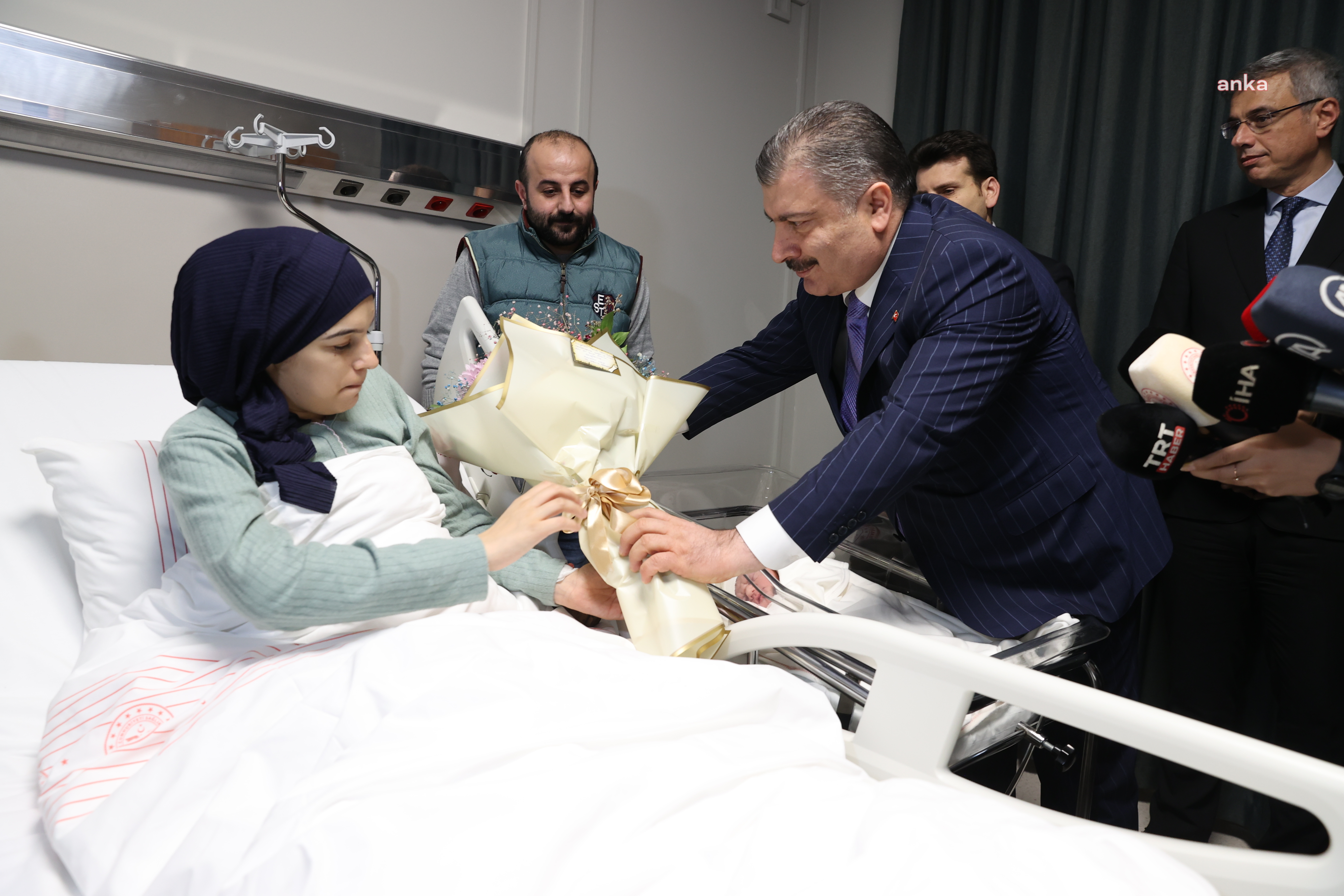 BAKAN KOCA YENİ YILIN İLK BEBEĞİNİ ZİYARET ETTİ