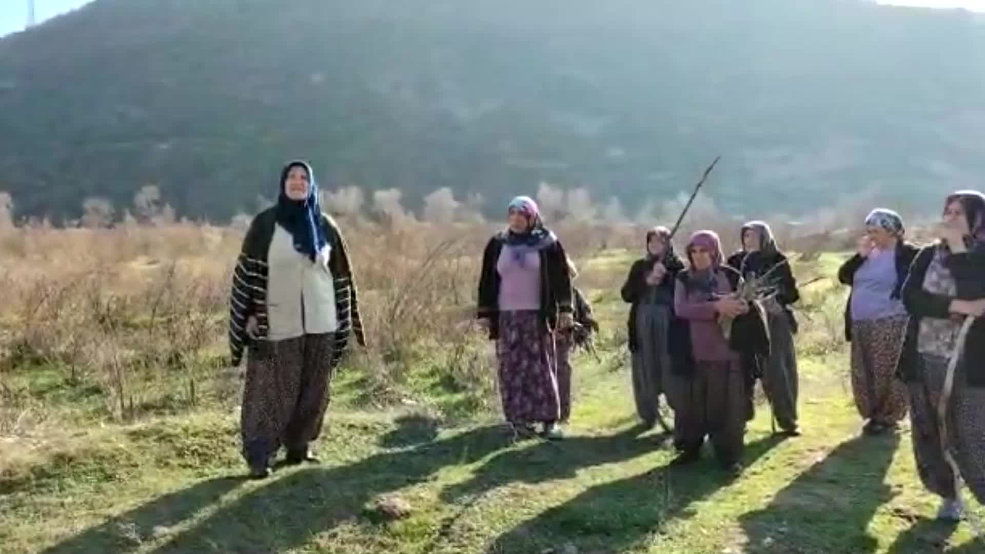 ÇAMBÜKÜ KÖYÜ KADINLARI, 2022'NİN SON GÜNÜNDE TOPRAKLARI İÇİN “HAK HUKUK ADALET” DİYE YÜRÜDÜ, AMASYA VALİSİNE "HATADAN DÖNÜN" ÇAĞIRISI YAPTI