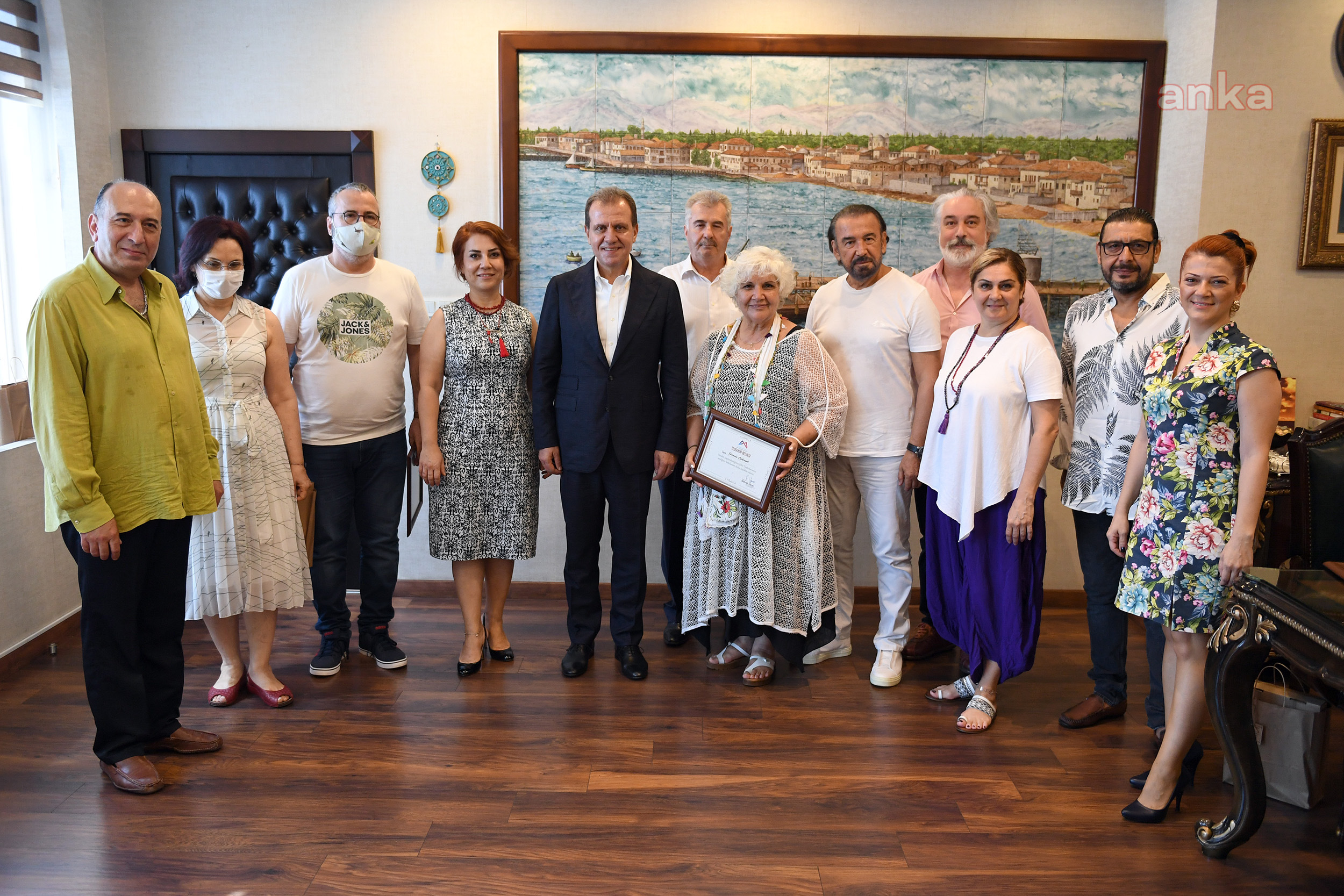 MERSİN BÜYÜKŞEHİR BELEDİYE BAŞKANI VAHAP SEÇER, TİYATRO USTALARINI AĞIRLADI