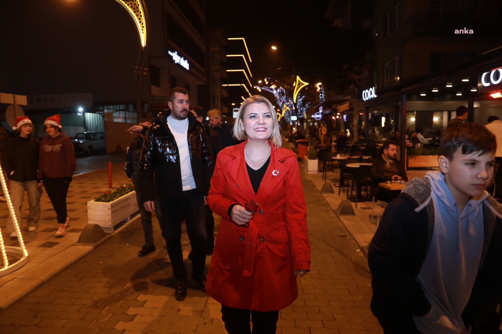İZMİT'TE YILBAŞI COŞKUSU SOKAĞA TAŞTI