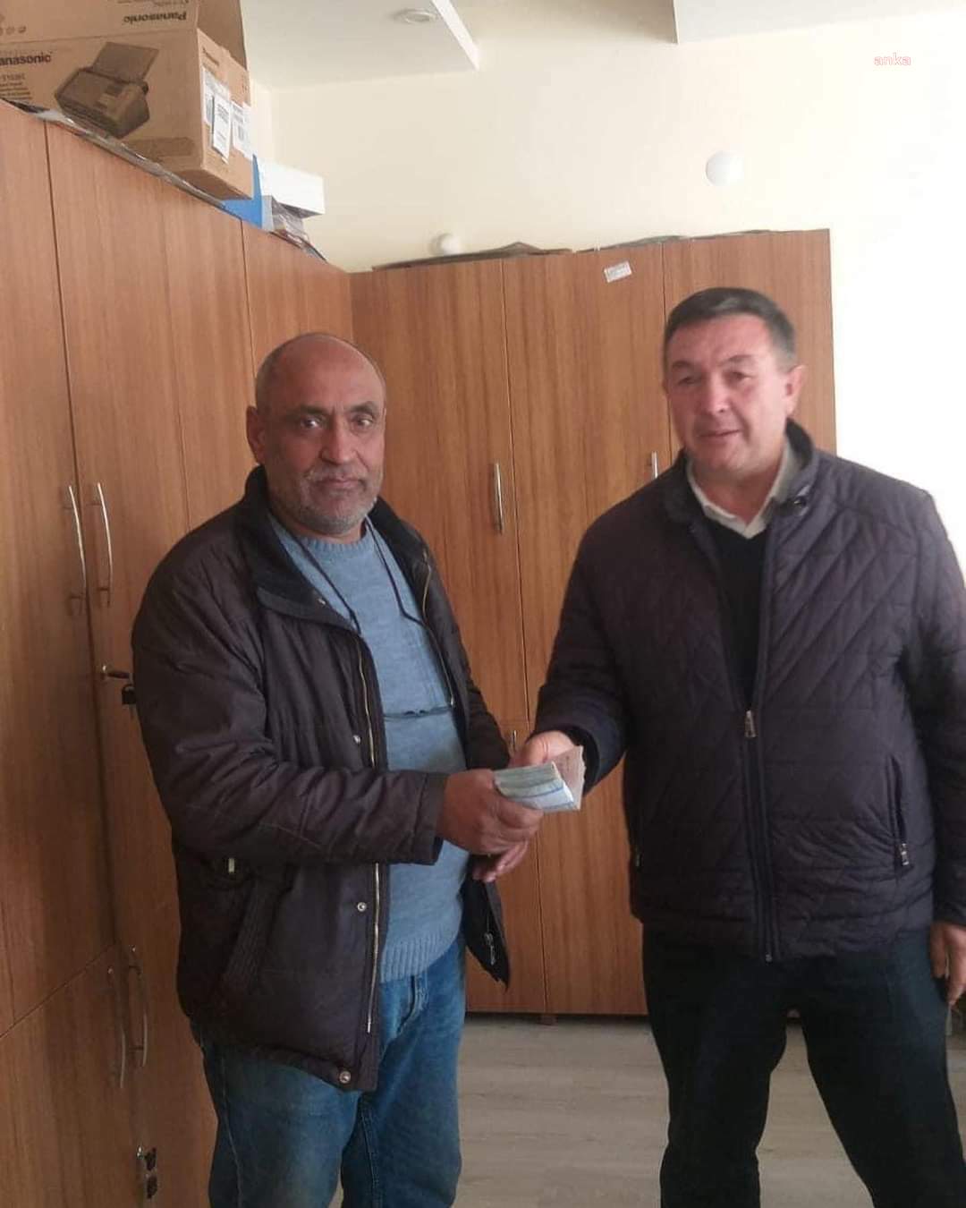 NİĞDE'DE 2 VATANDAŞ, YOLDA BULDUKLARI 14 BİN LİRAYI BELEDİYEYE TESLİM ETTİ