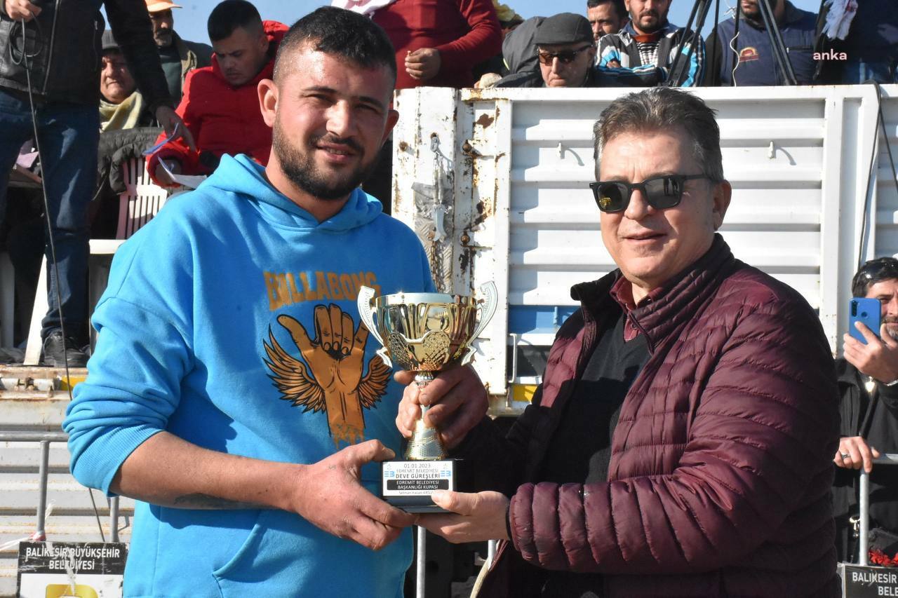 7. GELENEKSEL EDREMİT DEVE GÜREŞLERİ FESTİVALİ TAMAMLANDI