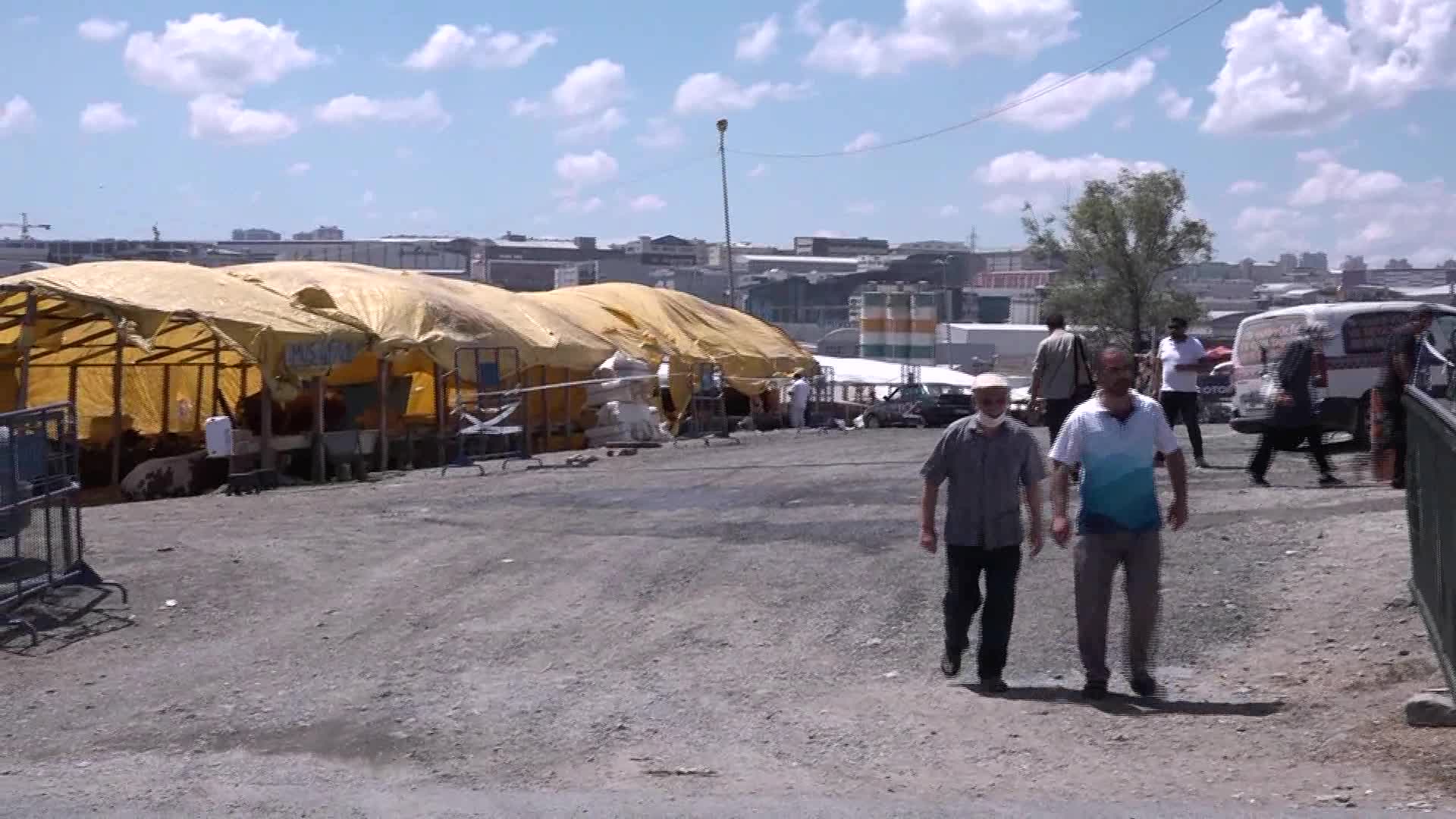 ESENYURT'TA KURBANLIK PAZARININ 1 TON 200 KİLOLUK PAŞASI, ALICISINI BEKLİYOR