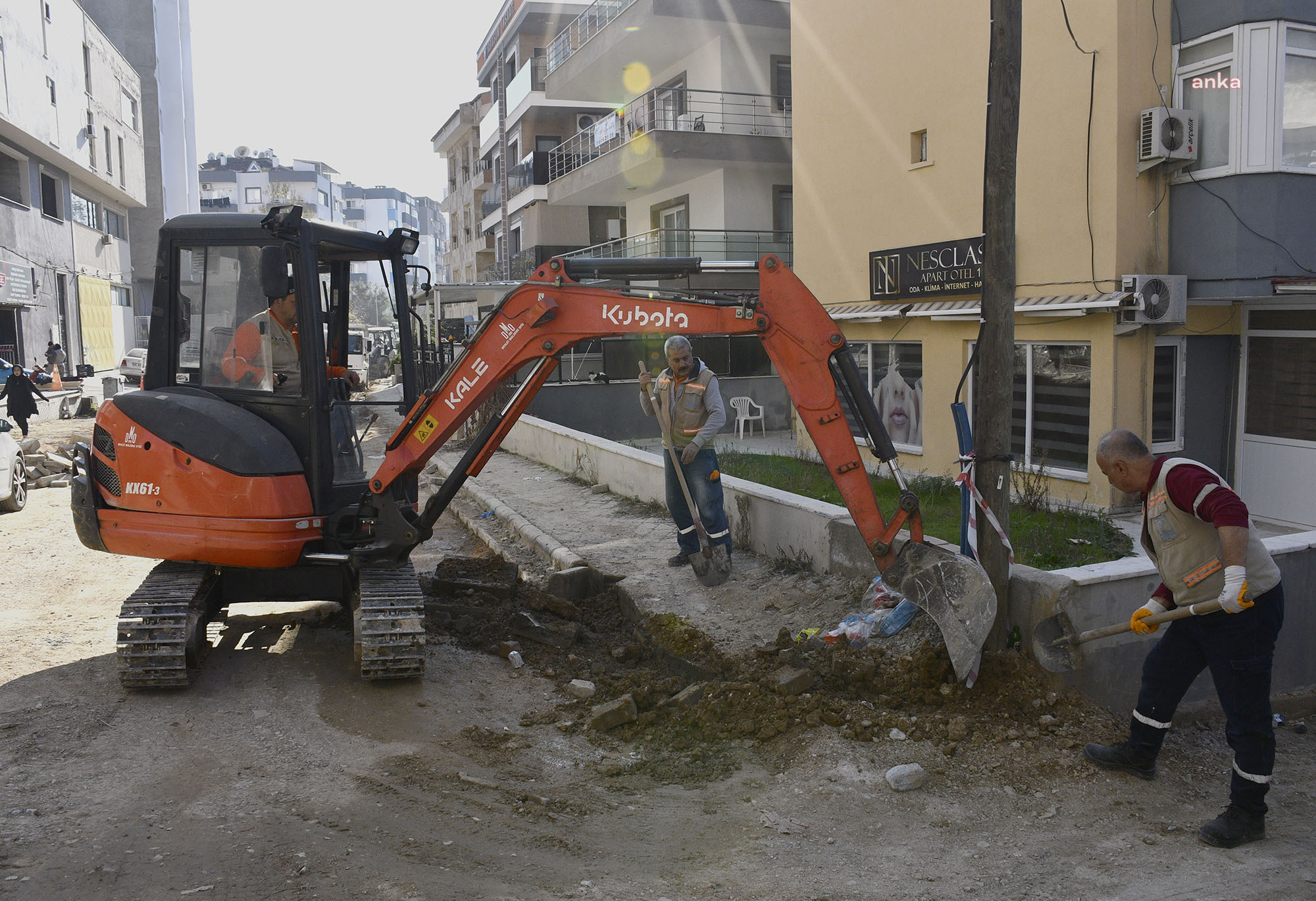 KUŞADASI BELEDİYESİ CUMHURİYET MAHALLESİ'Nİ YENİLİYOR