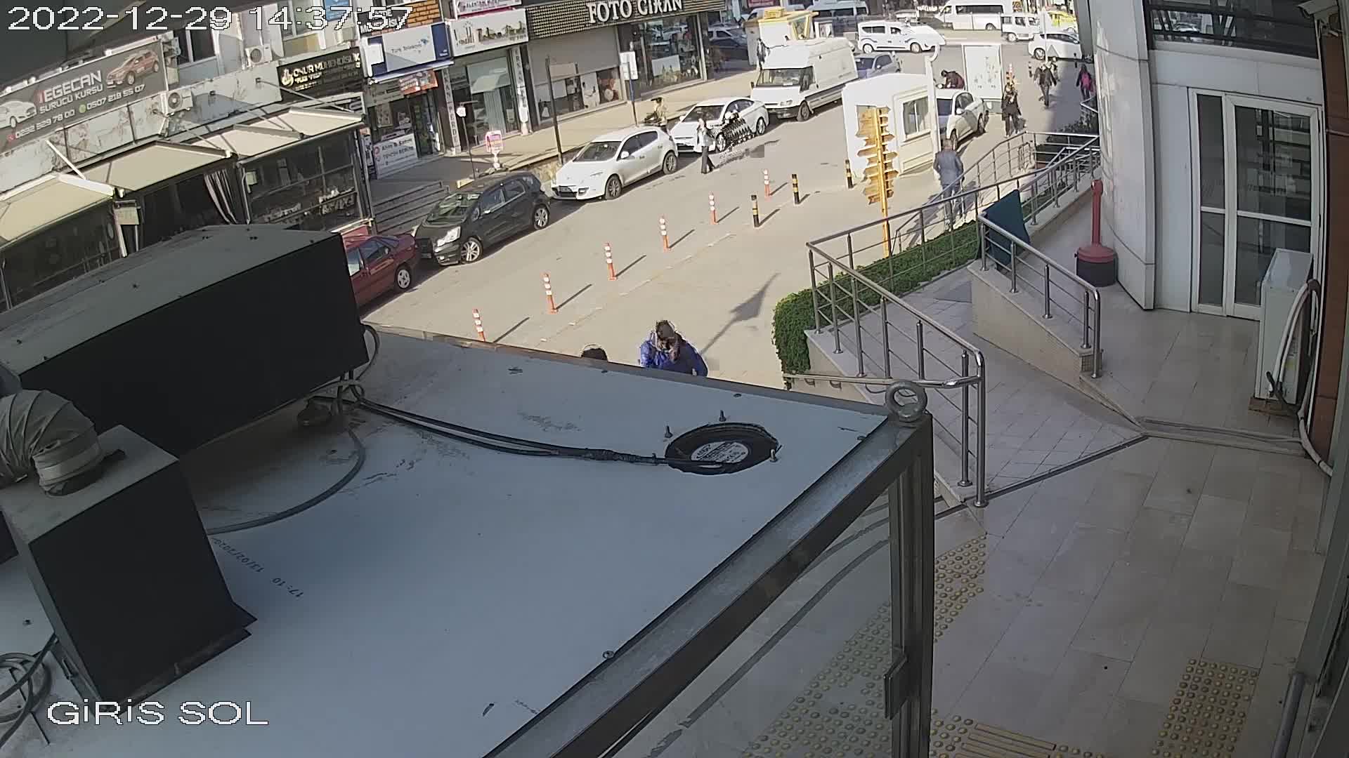 ÇİĞLİ BELEDİYESİ'NE ÇEKİÇ, BIÇAK, SATIR VE ŞİŞLE GİRMEYE ÇALIŞAN İ.K. SERBEST KALDI