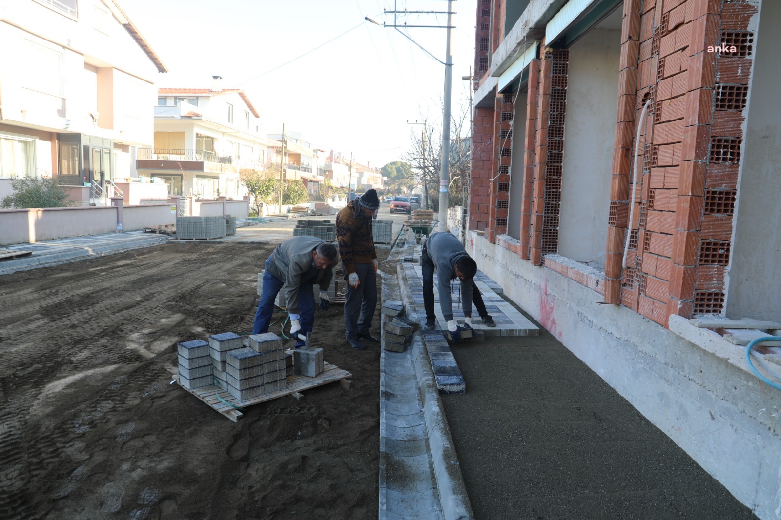 BURHANİYE’DE YOL YAPIM ÇALIŞMALARI DEVAM EDİYOR