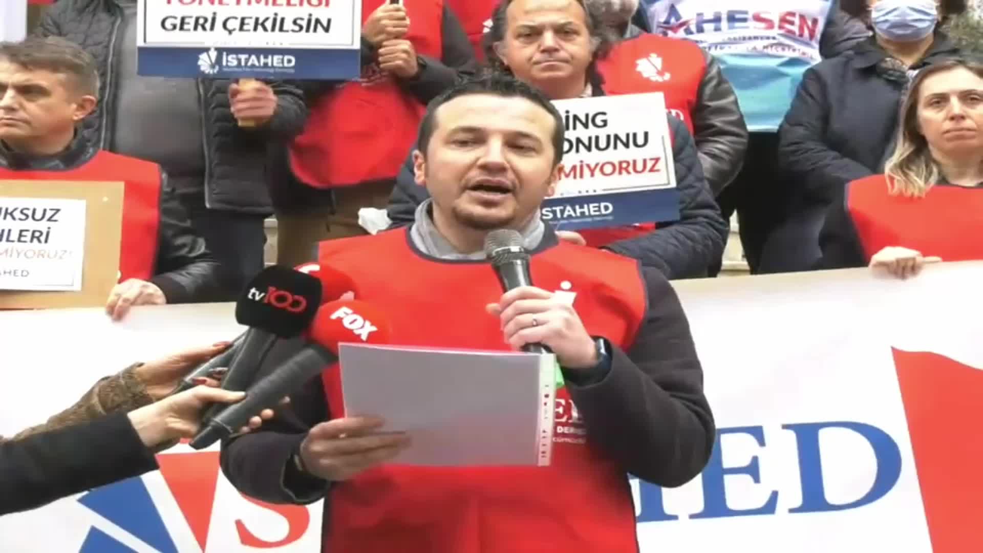İSTANBUL'DA SAĞLIKÇILAR, BAZI AİLE HEKİMLERİNİN SÖZLEŞMELERİNİN HİÇBİR TEBLİGAT YAPILMADAN FESHEDİLMESİNİ PROTESTO ETTİ: "YAPILAN TAM BİR HUKUK KATLİAMI"