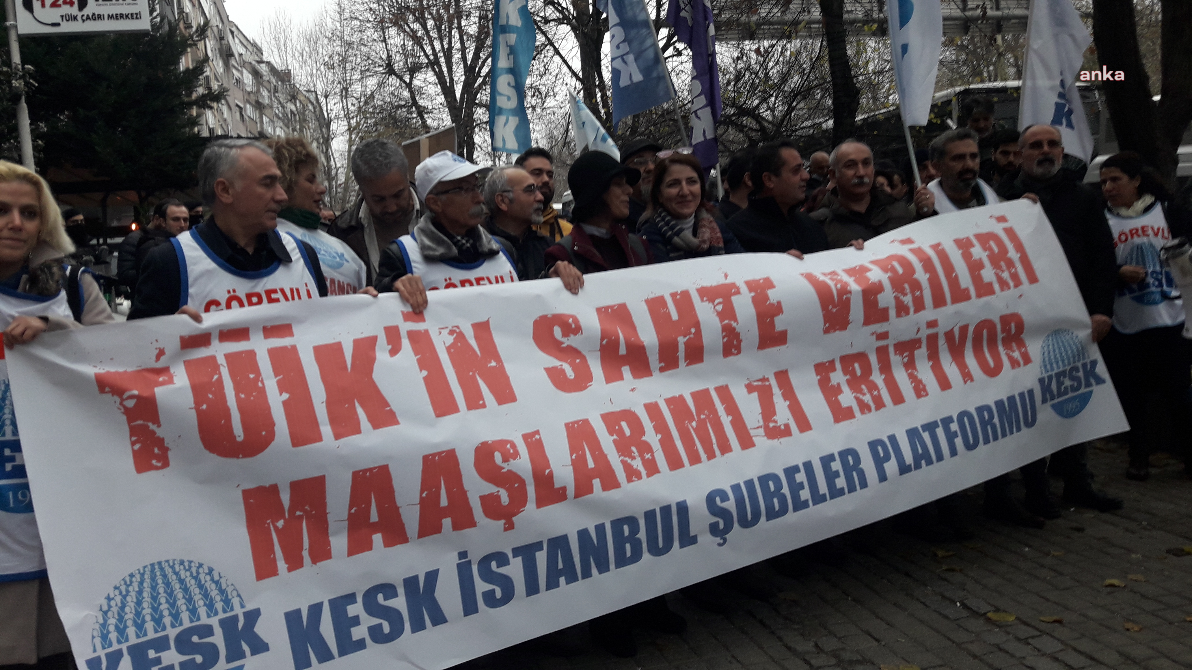KESK İSTANBUL ŞUBELER PLATFORMU, TÜİK'İN ENFLASYON VERİLERİNİ PROTESTO ETTİ: "HALK, TÜİK RAKAMLARININ YALAN, YOKSULLUĞUN GERÇEK OLDUĞUNU ACI TECRÜBEYLE ÖĞRENDİ"