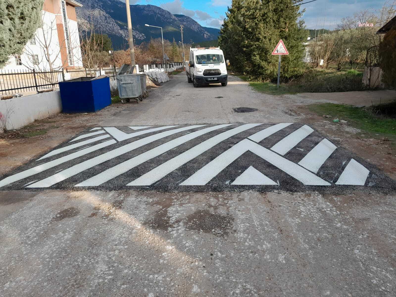 MENTEŞE BELEDİYESİ OKUL YOLLARINI GÜVENLİ HALE GETİRİYOR