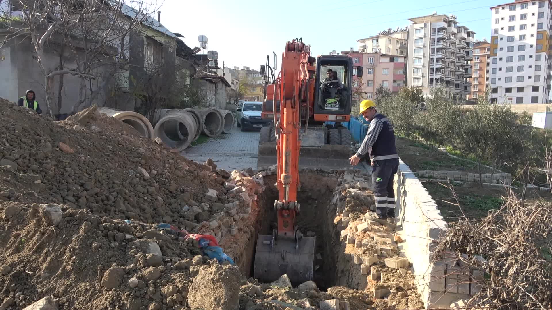 HATAY BÜYÜKŞEHİR’DEN AKASYA MAHALLESİ’NDE DEPLASE ÇALIŞMASI