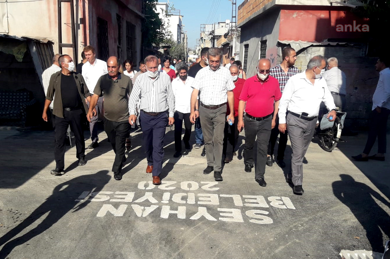 SEYHAN BELEDİYE BAŞKANI AKAY, TAMAMLANAN SOKAKLARI HALKA AÇTI