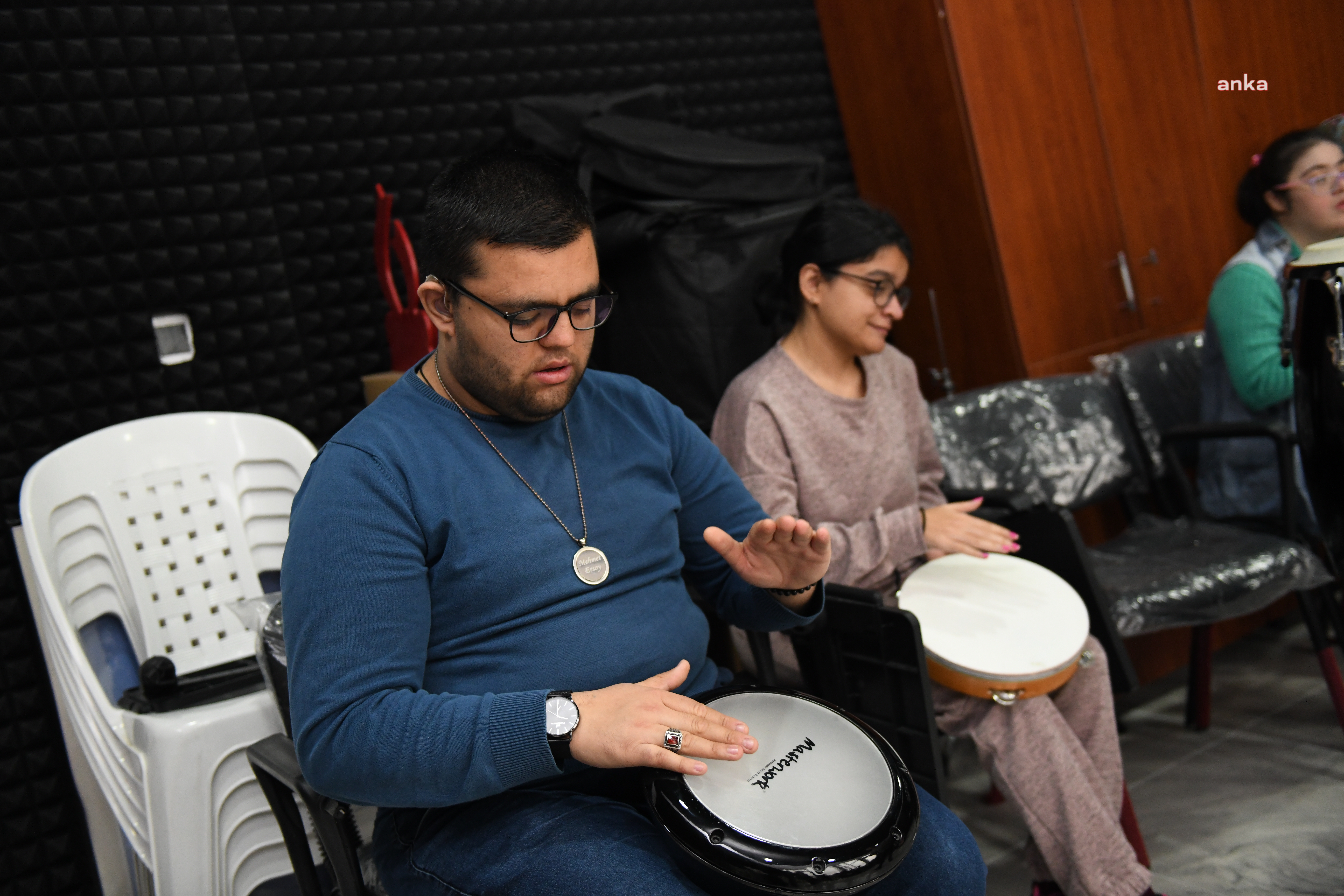 ESENYURTLU ÖZEL BİREYLER, BELEDİYE'NİN MÜZİK KURSUNDA SOSYALLEŞİYOR