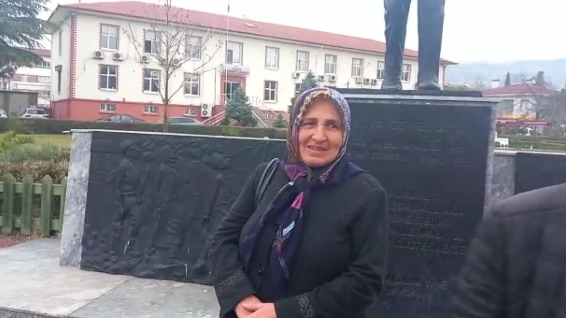 ÇAMBÜKÜ’NDE KÖYLÜLERLE BİRLİKTE OSB PROJESİNE KARŞI ÇIKAN VE GÖREVİNDEN ALINAN MUHTAR İLYAS CELEP, MAHKEME KARARI UYARINCA GÖREVİNE İADE EDİLDİ VE MAZBATASINI ALDI