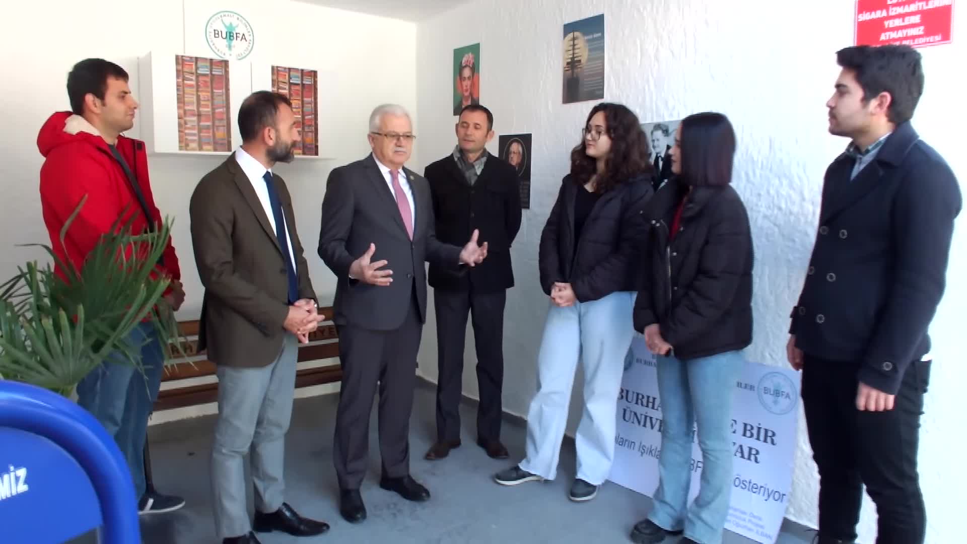 BURHANİYE'DE KÜTÜPHANE GİBİ MİNİBÜS DURAĞI