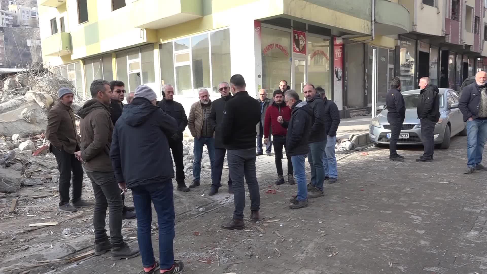 YUSUFELİ'NDE BARAJ SUYU ALTINDA KALACAK CAMİNİN YIKILMASI HALKIN TEPKİSİNE NEDEN OLDU